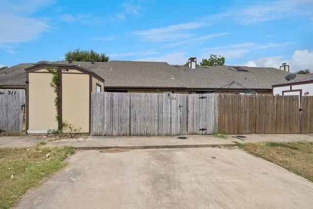 Townhouse For Rent in Dallas County , 213 Hood Street, Cedar Hill, Texas 75104, 2 Bedroom, 2 Bathroom, Garage spaces, 1,200 Sqft, built in 1984, mls#21385324, Real Estate Agent in Cedar Hill, Homes For Rent in Dallas county, Homes For Rent in Cedar Hill, Realtor in Cedar Hill Texas, Real Estate Brokerage Independent Realty Texas, Luminita Cordes Realtor