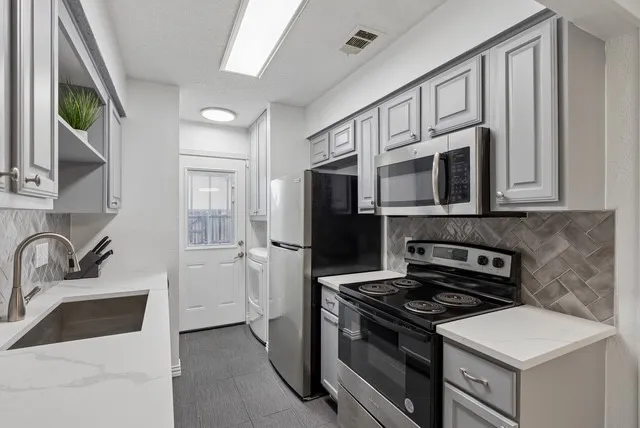 Townhouse For Rent in Dallas County , 213 Hood Street, Cedar Hill, Texas 75104, 2 Bedroom, 2 Bathroom, Garage spaces, 1,200 Sqft, built in 1984, mls#21385324, Real Estate Agent in Cedar Hill, Homes For Rent in Dallas county, Homes For Rent in Cedar Hill, Realtor in Cedar Hill Texas, Real Estate Brokerage Independent Realty Texas, Luminita Cordes Realtor
