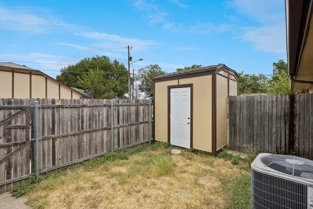 Townhouse For Rent in Dallas County , 213 Hood Street, Cedar Hill, Texas 75104, 2 Bedroom, 2 Bathroom, Garage spaces, 1,200 Sqft, built in 1984, mls#21385324, Real Estate Agent in Cedar Hill, Homes For Rent in Dallas county, Homes For Rent in Cedar Hill, Realtor in Cedar Hill Texas, Real Estate Brokerage Independent Realty Texas, Luminita Cordes Realtor