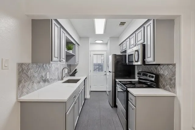 Townhouse For Rent in Dallas County , 213 Hood Street, Cedar Hill, Texas 75104, 2 Bedroom, 2 Bathroom, Garage spaces, 1,200 Sqft, built in 1984, mls#21385324, Real Estate Agent in Cedar Hill, Homes For Rent in Dallas county, Homes For Rent in Cedar Hill, Realtor in Cedar Hill Texas, Real Estate Brokerage Independent Realty Texas, Luminita Cordes Realtor