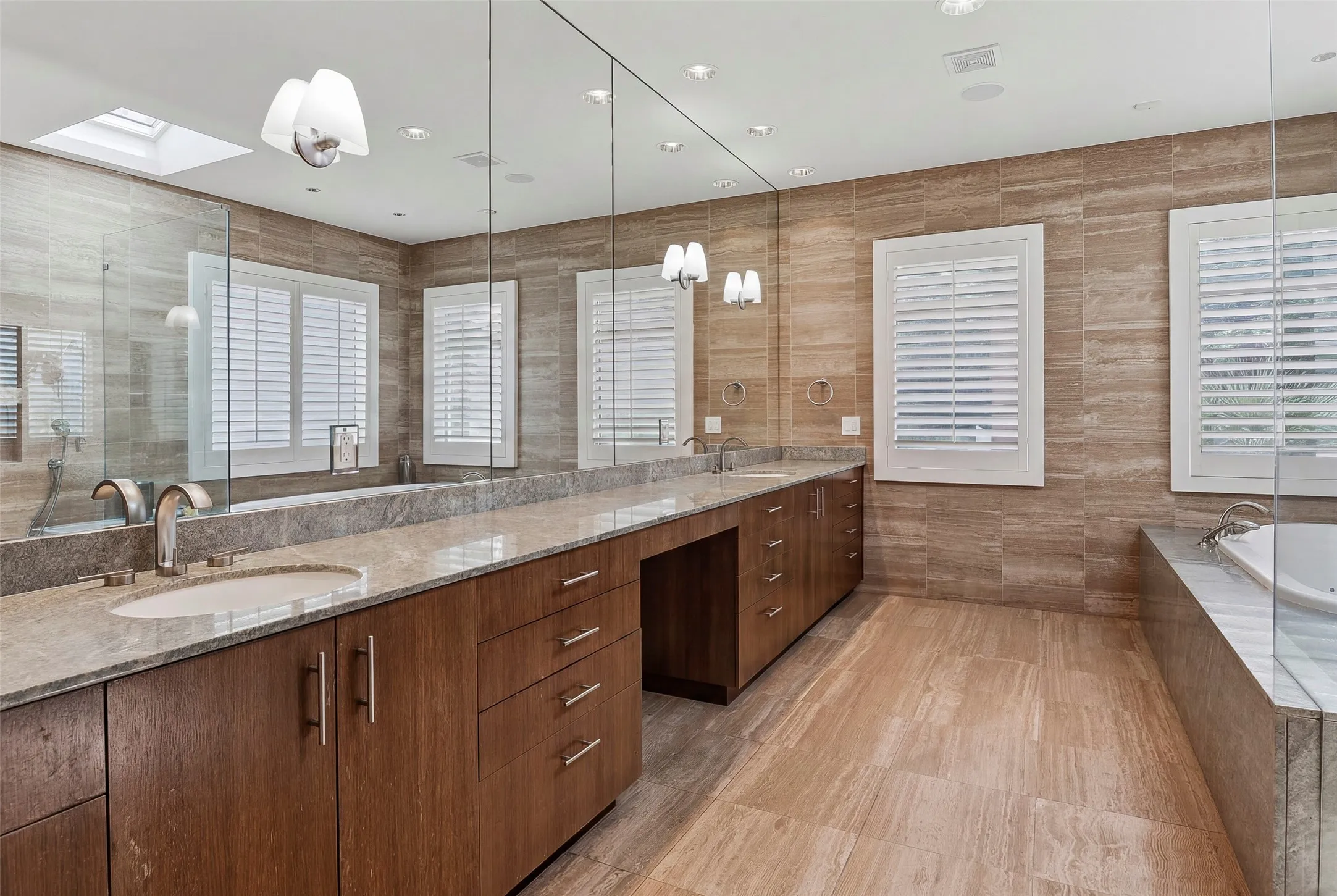Single Family Residence For Sale in Tarrant County , 220 La Jolla Cove, Westworth Village, Texas 76114, 5 Bedroom, 7 Bathroom, 3 Garage spaces, 7,337 Sqft, built in 2007, mls#21387002, Real Estate Agent in Westworth Village, Homes For Sale in Tarrant county, Homes For Sale in Westworth Village, Realtor in Westworth Village Texas, Real Estate Brokerage Independent Realty Texas, Luminita Cordes Realtor
