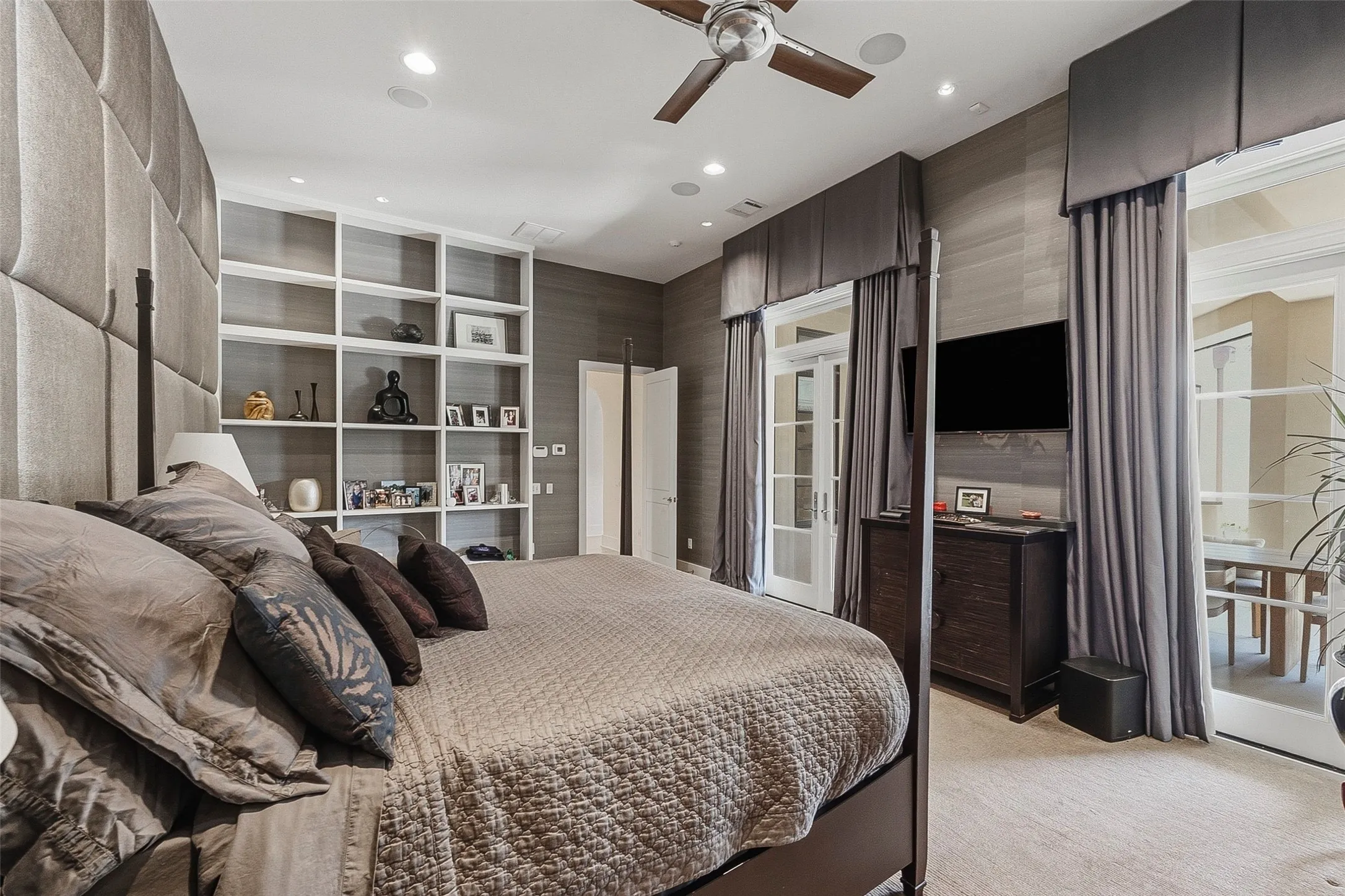 Single Family Residence For Sale in Tarrant County , 220 La Jolla Cove, Westworth Village, Texas 76114, 5 Bedroom, 7 Bathroom, 3 Garage spaces, 7,337 Sqft, built in 2007, mls#21387002, Real Estate Agent in Westworth Village, Homes For Sale in Tarrant county, Homes For Sale in Westworth Village, Realtor in Westworth Village Texas, Real Estate Brokerage Independent Realty Texas, Luminita Cordes Realtor