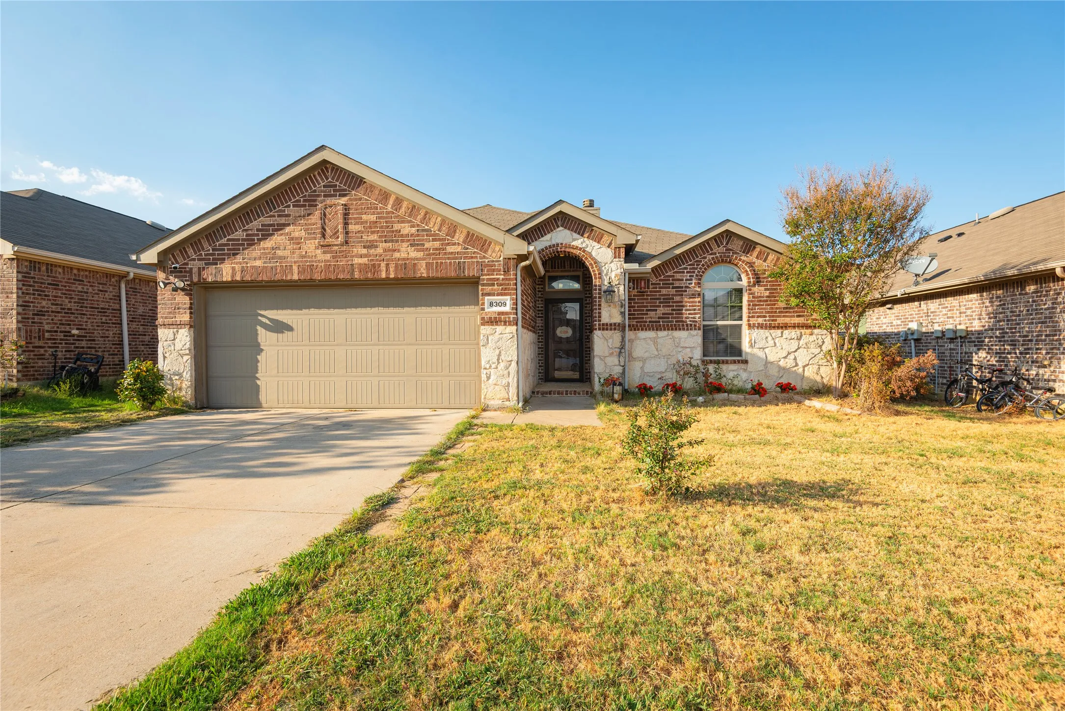 Single Family Residence For Sale in Denton County , 8309 Black Hills Trail, Aubrey, Texas 76227, 3 Bedroom, 2 Bathroom, 2 Garage spaces, 1,686 Sqft, built in 2015, mls#21385618, Real Estate Agent in Aubrey, Homes For Sale in Denton county, Homes For Sale in Aubrey, Realtor in Aubrey Texas, Real Estate Brokerage Independent Realty Texas, Luminita Cordes Realtor