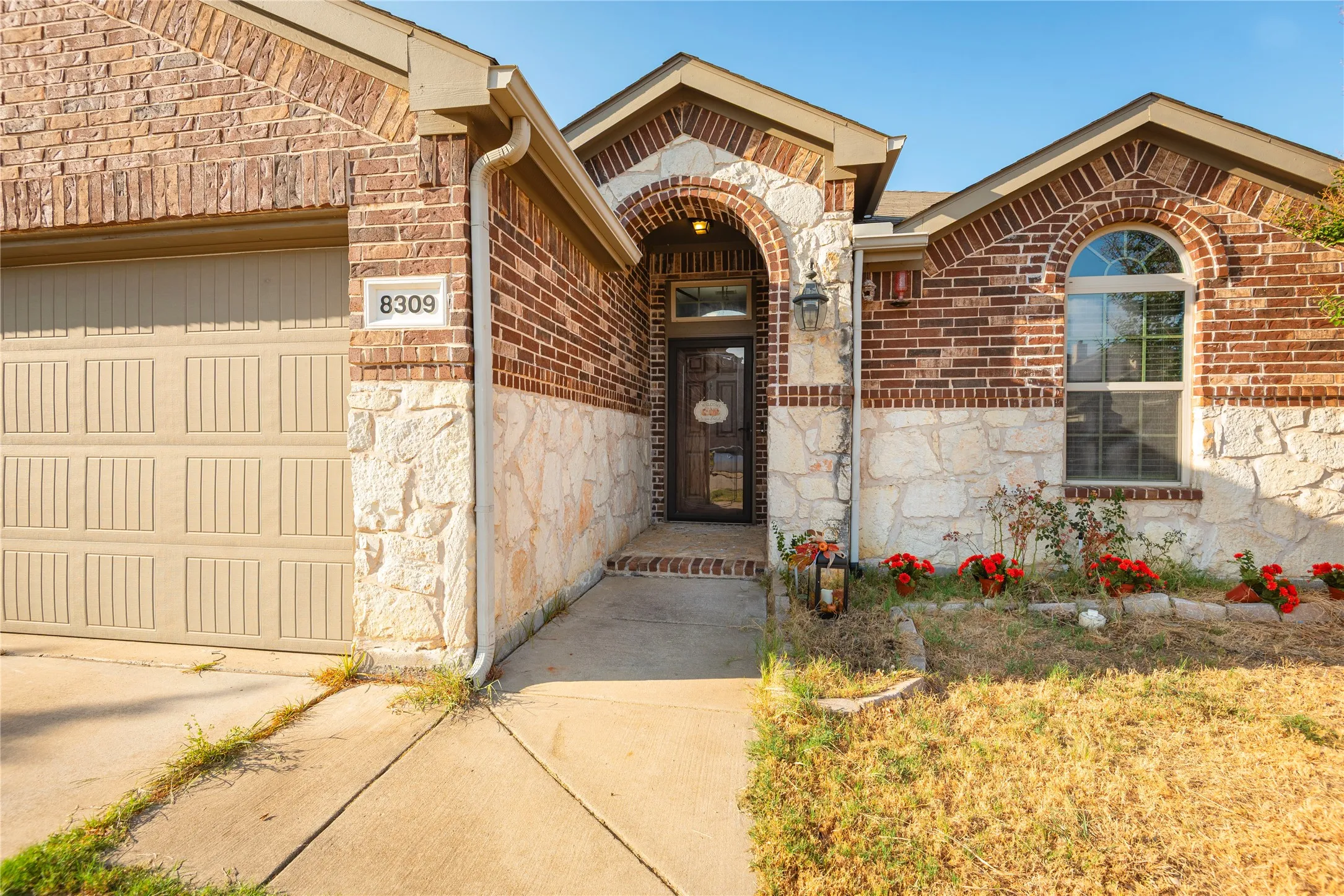 Single Family Residence For Sale in Denton County , 8309 Black Hills Trail, Aubrey, Texas 76227, 3 Bedroom, 2 Bathroom, 2 Garage spaces, 1,686 Sqft, built in 2015, mls#21385618, Real Estate Agent in Aubrey, Homes For Sale in Denton county, Homes For Sale in Aubrey, Realtor in Aubrey Texas, Real Estate Brokerage Independent Realty Texas, Luminita Cordes Realtor