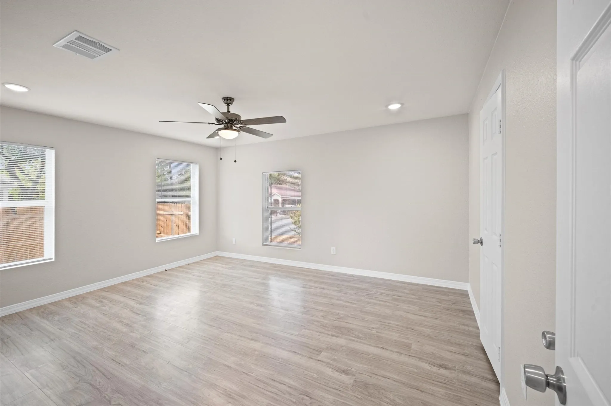 Single Family Residence For Sale in Dallas County , 2846 Maryland Avenue, Dallas, Texas 75216, 3 Bedroom, 3 Bathroom, Garage spaces, 1,705 Sqft, built in 1940, mls#21387337, Real Estate Agent in Dallas, Homes For Sale in Dallas county, Homes For Sale in Dallas, Realtor in Dallas Texas, Real Estate Brokerage Independent Realty Texas, Luminita Cordes Realtor