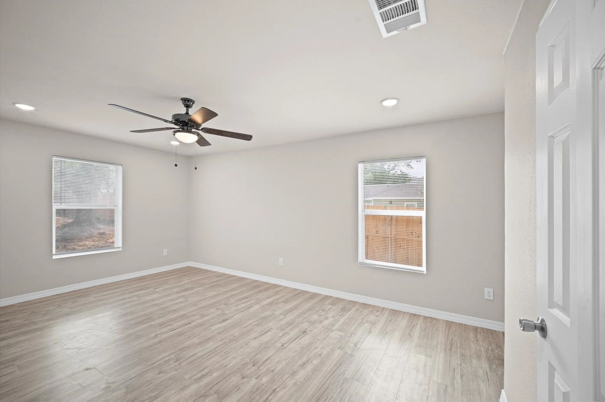 Single Family Residence For Sale in Dallas County , 2846 Maryland Avenue, Dallas, Texas 75216, 3 Bedroom, 3 Bathroom, Garage spaces, 1,705 Sqft, built in 1940, mls#21387337, Real Estate Agent in Dallas, Homes For Sale in Dallas county, Homes For Sale in Dallas, Realtor in Dallas Texas, Real Estate Brokerage Independent Realty Texas, Luminita Cordes Realtor