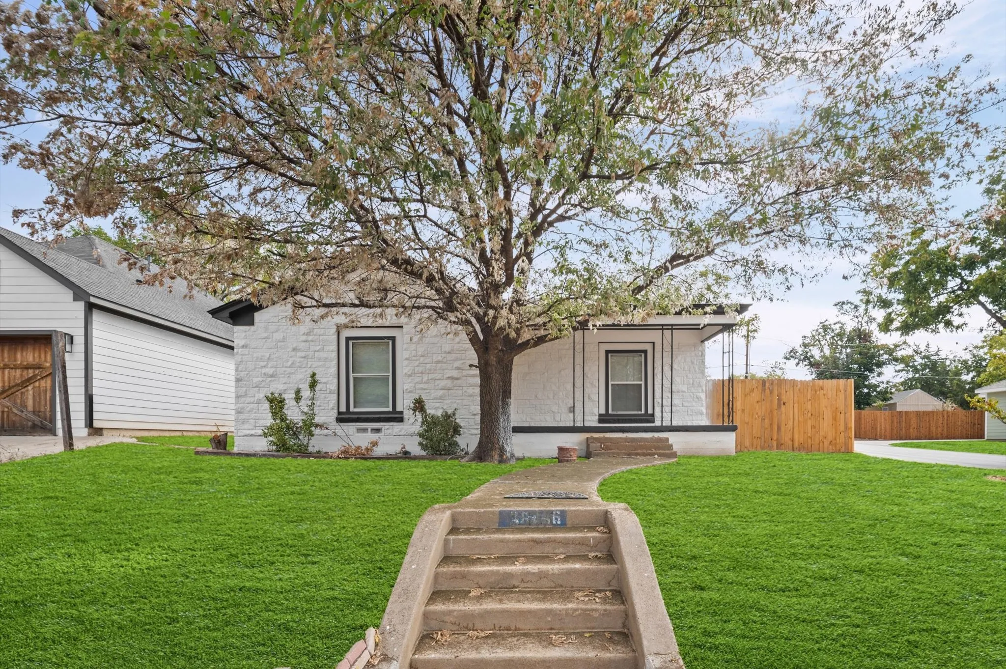 Single Family Residence For Sale in Dallas County , 2846 Maryland Avenue, Dallas, Texas 75216, 3 Bedroom, 3 Bathroom, Garage spaces, 1,705 Sqft, built in 1940, mls#21387337, Real Estate Agent in Dallas, Homes For Sale in Dallas county, Homes For Sale in Dallas, Realtor in Dallas Texas, Real Estate Brokerage Independent Realty Texas, Luminita Cordes Realtor
