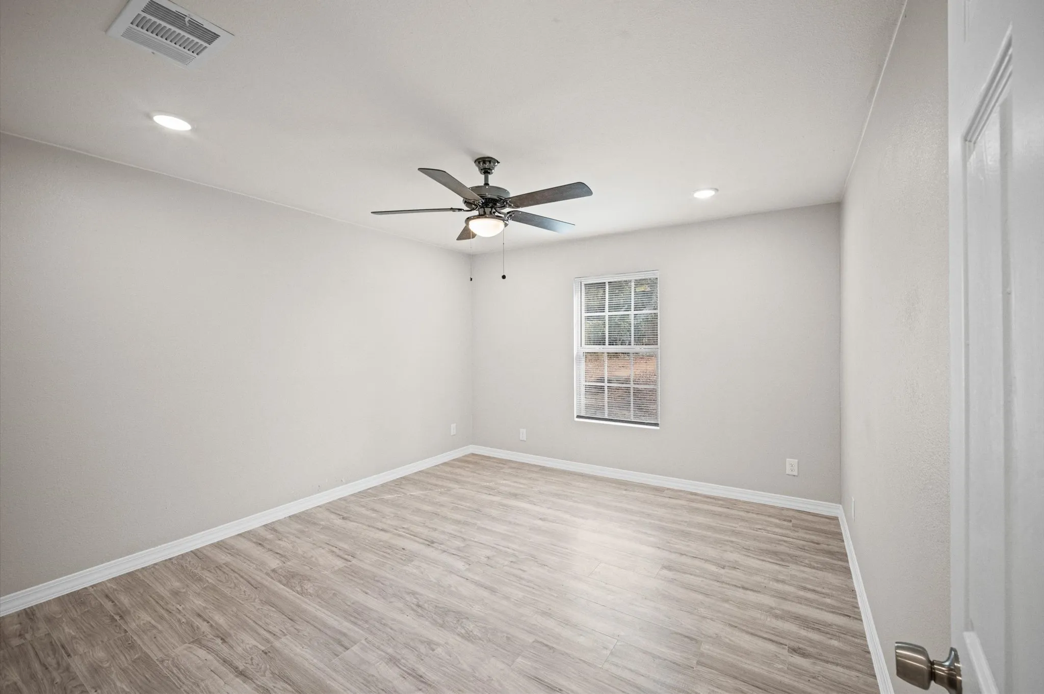 Single Family Residence For Sale in Dallas County , 2846 Maryland Avenue, Dallas, Texas 75216, 3 Bedroom, 3 Bathroom, Garage spaces, 1,705 Sqft, built in 1940, mls#21387337, Real Estate Agent in Dallas, Homes For Sale in Dallas county, Homes For Sale in Dallas, Realtor in Dallas Texas, Real Estate Brokerage Independent Realty Texas, Luminita Cordes Realtor