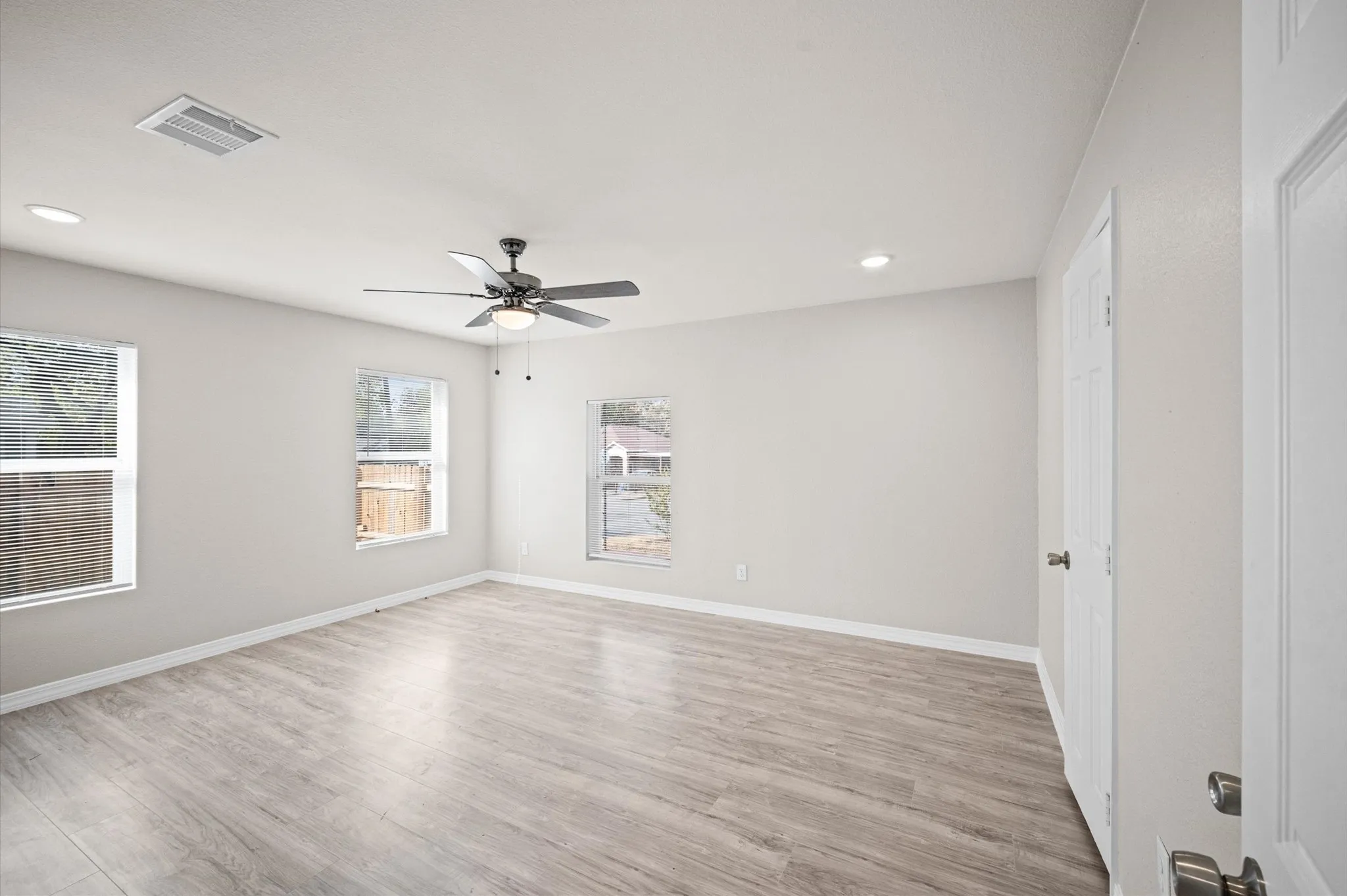 Single Family Residence For Sale in Dallas County , 2846 Maryland Avenue, Dallas, Texas 75216, 3 Bedroom, 3 Bathroom, Garage spaces, 1,705 Sqft, built in 1940, mls#21387337, Real Estate Agent in Dallas, Homes For Sale in Dallas county, Homes For Sale in Dallas, Realtor in Dallas Texas, Real Estate Brokerage Independent Realty Texas, Luminita Cordes Realtor