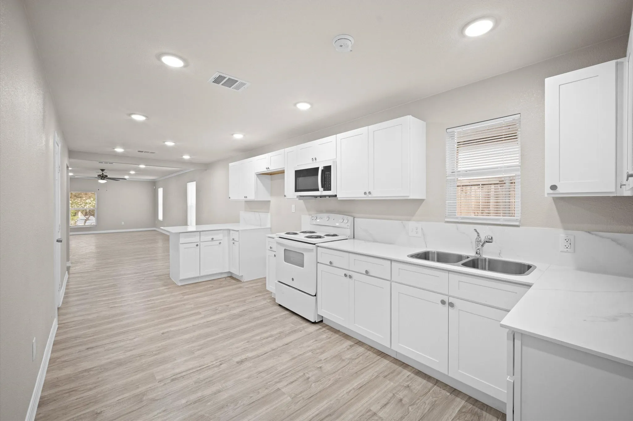 Single Family Residence For Sale in Dallas County , 2846 Maryland Avenue, Dallas, Texas 75216, 3 Bedroom, 3 Bathroom, Garage spaces, 1,705 Sqft, built in 1940, mls#21387337, Real Estate Agent in Dallas, Homes For Sale in Dallas county, Homes For Sale in Dallas, Realtor in Dallas Texas, Real Estate Brokerage Independent Realty Texas, Luminita Cordes Realtor