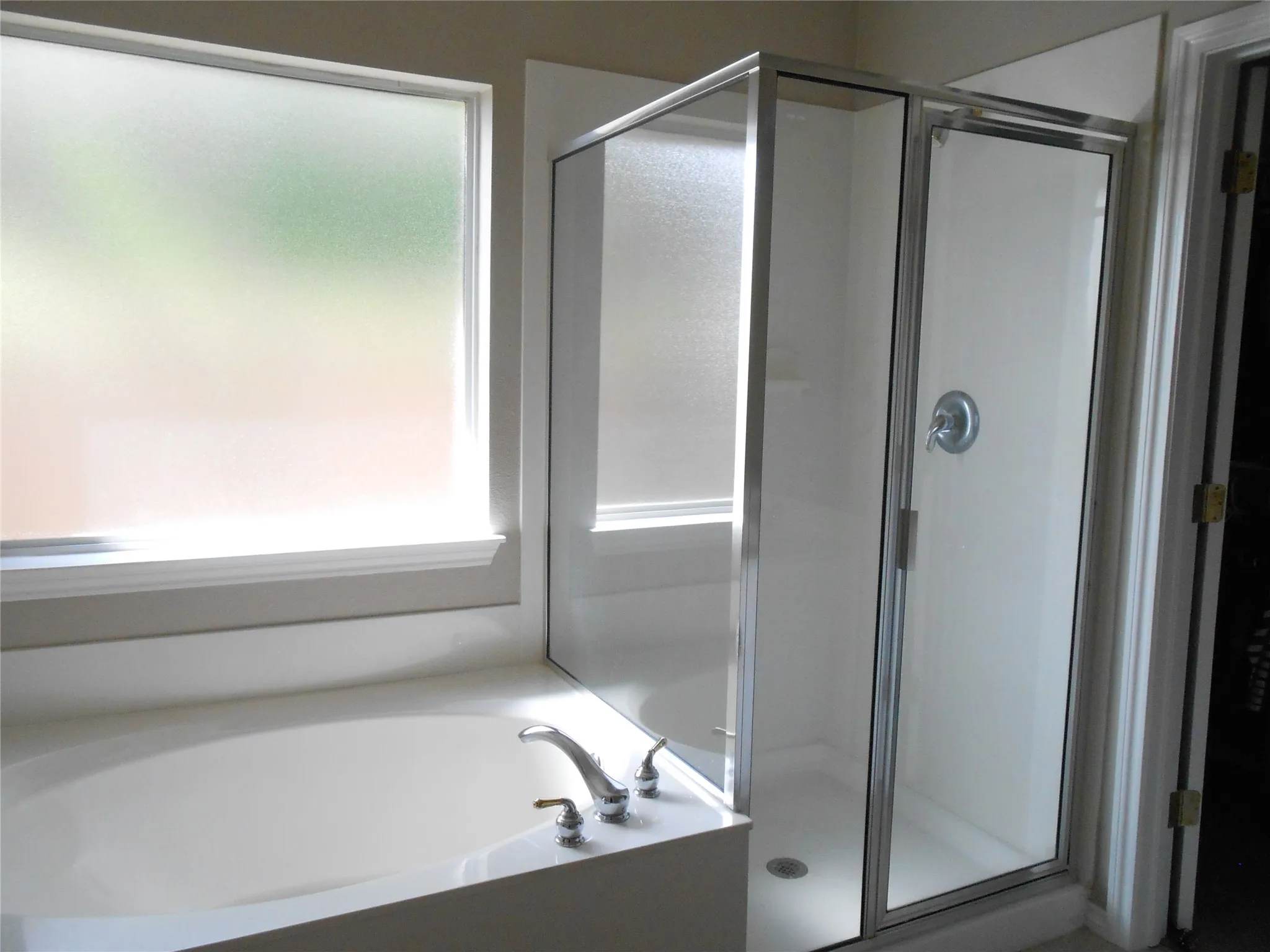 SEPARATE SHOWER AND TUB