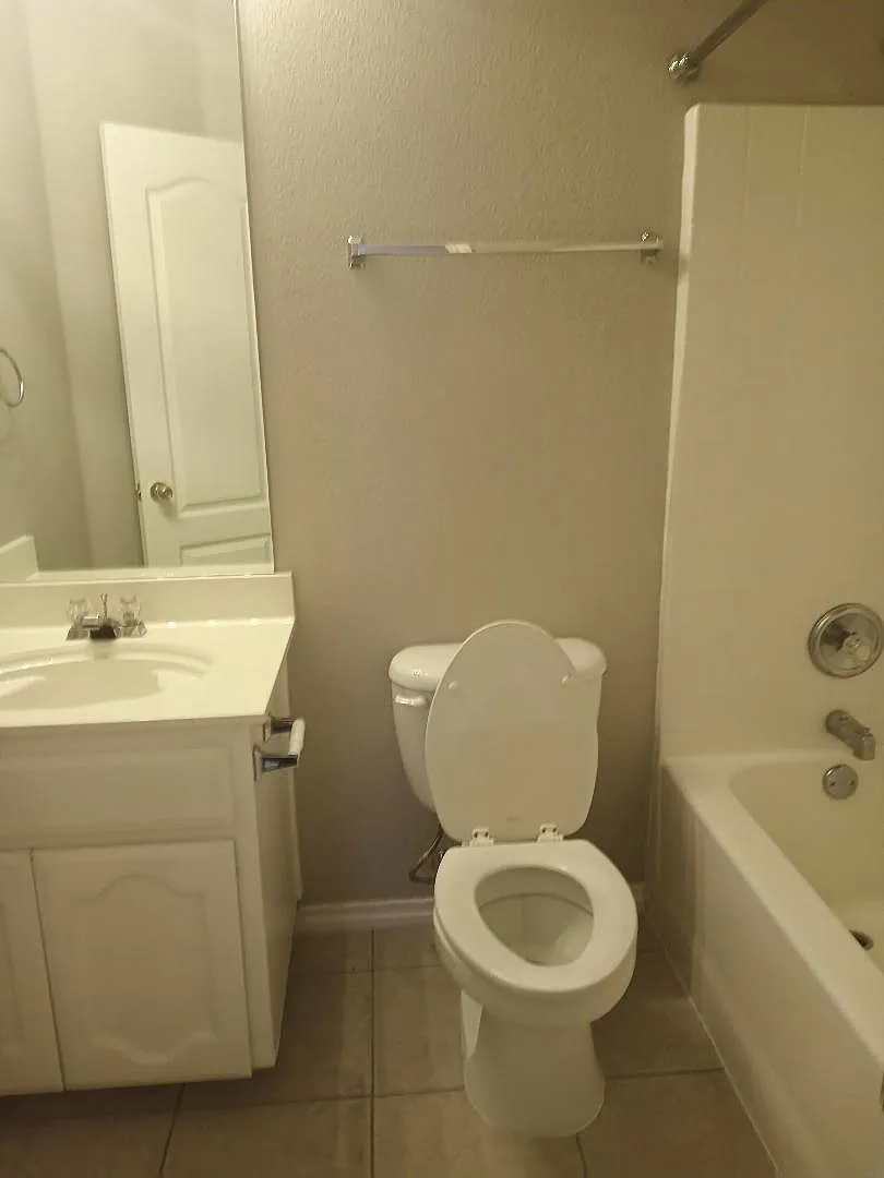 HALL BATH BETWEEN THE TWO FRONT BEDROOMS