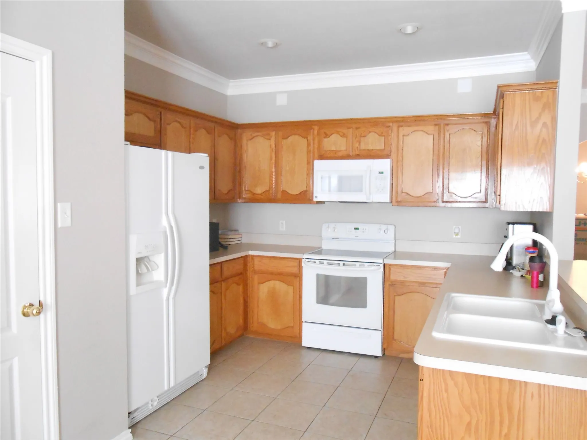 SPACIOUS KITCHEN WITH PLENTY OF COUNTER SPACE