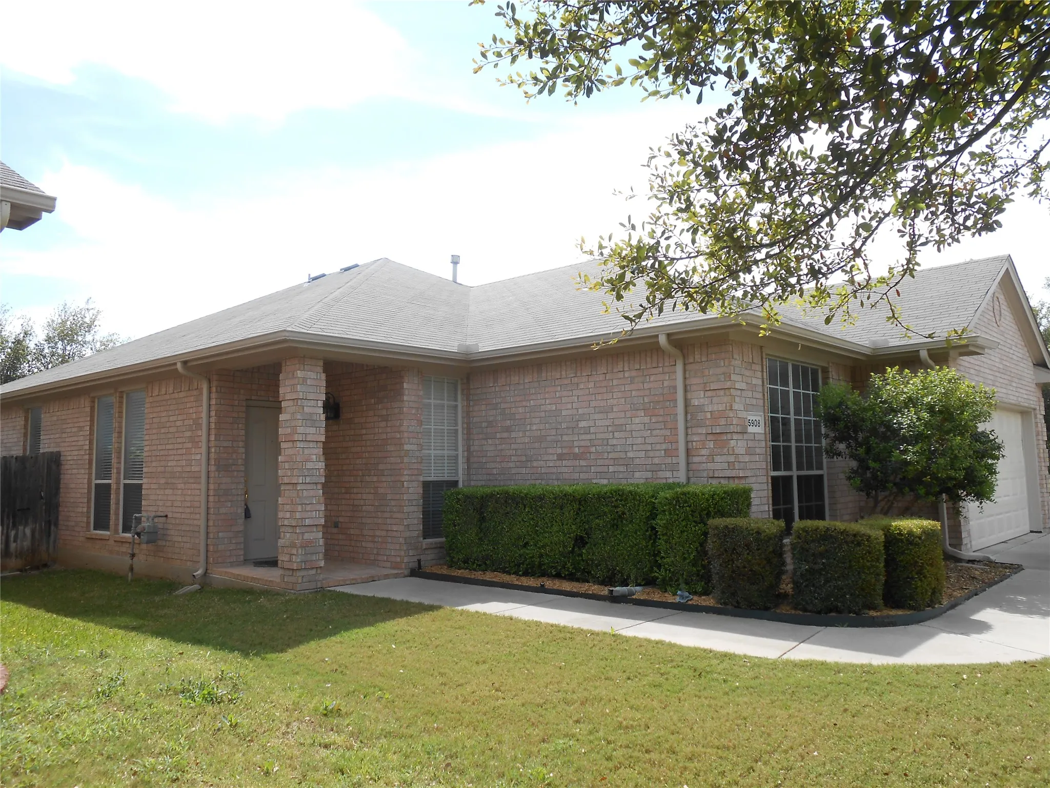 Single Family Residence For Rent in Tarrant County , 5908 Blanchard Drive, Fort Worth, Texas 76131, 3 Bedroom, 2 Bathroom, 2 Garage spaces, 1,757 Sqft, built in 2001, mls#21387367, Real Estate Agent in Fort Worth, Homes For Rent in Tarrant county, Homes For Rent in Fort Worth, Realtor in Fort Worth Texas, Real Estate Brokerage Independent Realty Texas, Luminita Cordes Realtor