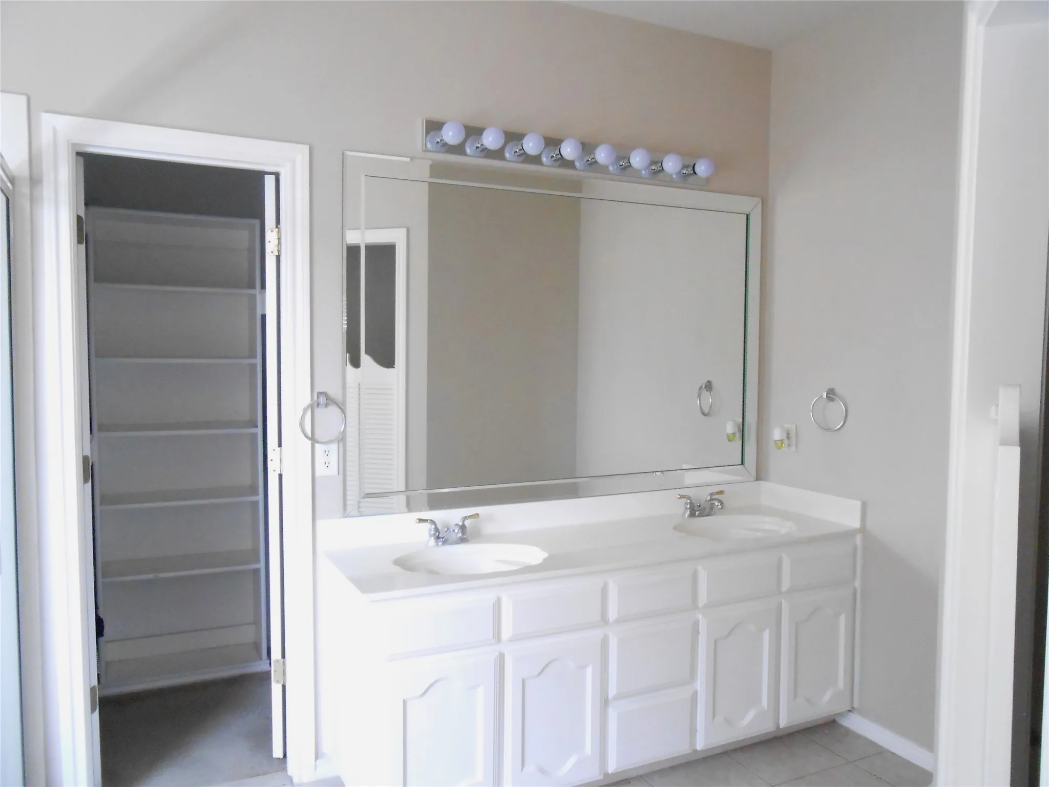 DOUBLE SINK ADJACNET TO THE WALK IN CLOSET