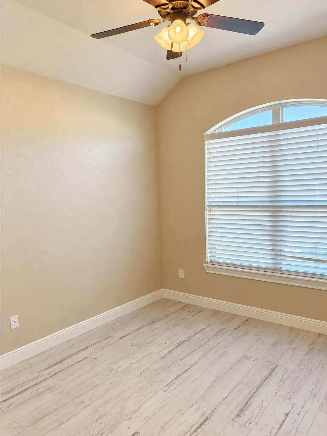 Single Family Residence For Rent in Taylor County , 5141 Many Waters Drive, Abilene, Texas 79602, 4 Bedroom, 2 Bathroom, 2 Garage spaces, 1,746 Sqft, built in 2014, mls#21387378, Real Estate Agent in Abilene, Homes For Rent in Taylor county, Homes For Rent in Abilene, Realtor in Abilene Texas, Real Estate Brokerage Independent Realty Texas, Luminita Cordes Realtor