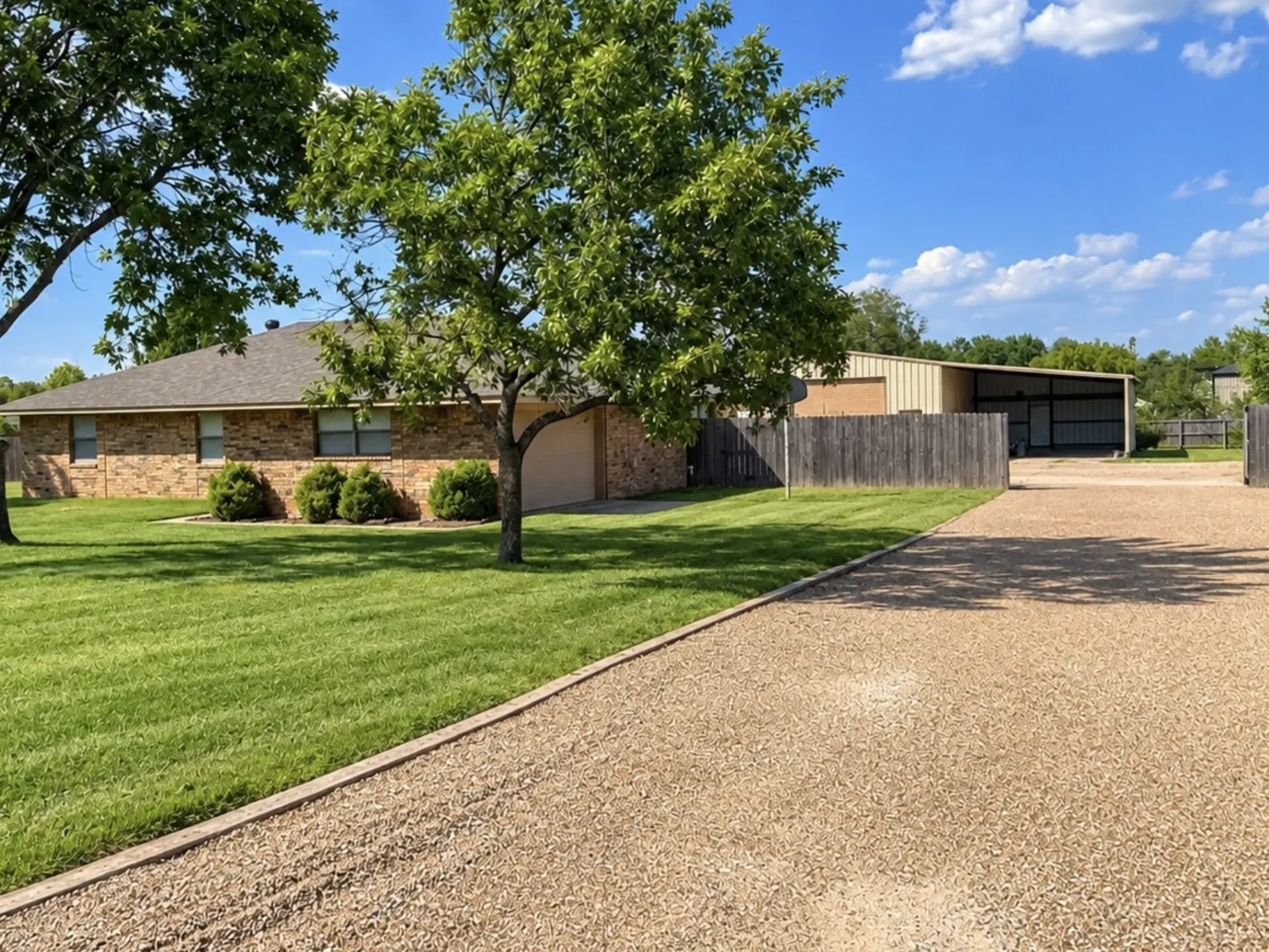 Single Family Residence For Sale in Grayson County , 141 S Meadowbrook Drive, Pottsboro, Texas 75076, 3 Bedroom, 2 Bathroom, 6 Garage spaces, 1,580 Sqft, built in 1984, mls#21381021, Real Estate Agent in Pottsboro, Homes For Sale in Grayson county, Homes For Sale in Pottsboro, Realtor in Pottsboro Texas, Real Estate Brokerage Independent Realty Texas, Luminita Cordes Realtor