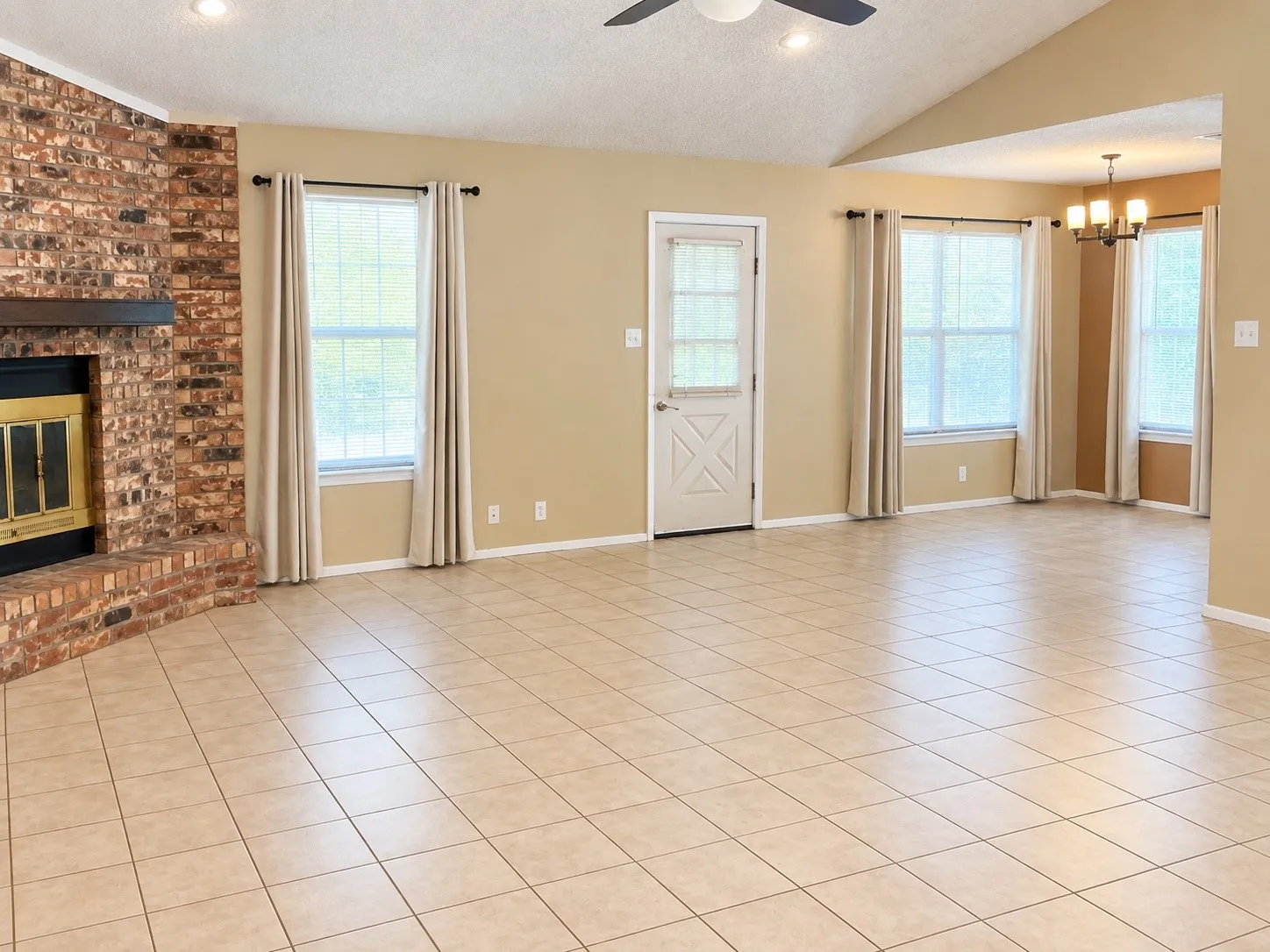 Single Family Residence For Sale in Grayson County , 141 S Meadowbrook Drive, Pottsboro, Texas 75076, 3 Bedroom, 2 Bathroom, 6 Garage spaces, 1,580 Sqft, built in 1984, mls#21381021, Real Estate Agent in Pottsboro, Homes For Sale in Grayson county, Homes For Sale in Pottsboro, Realtor in Pottsboro Texas, Real Estate Brokerage Independent Realty Texas, Luminita Cordes Realtor
