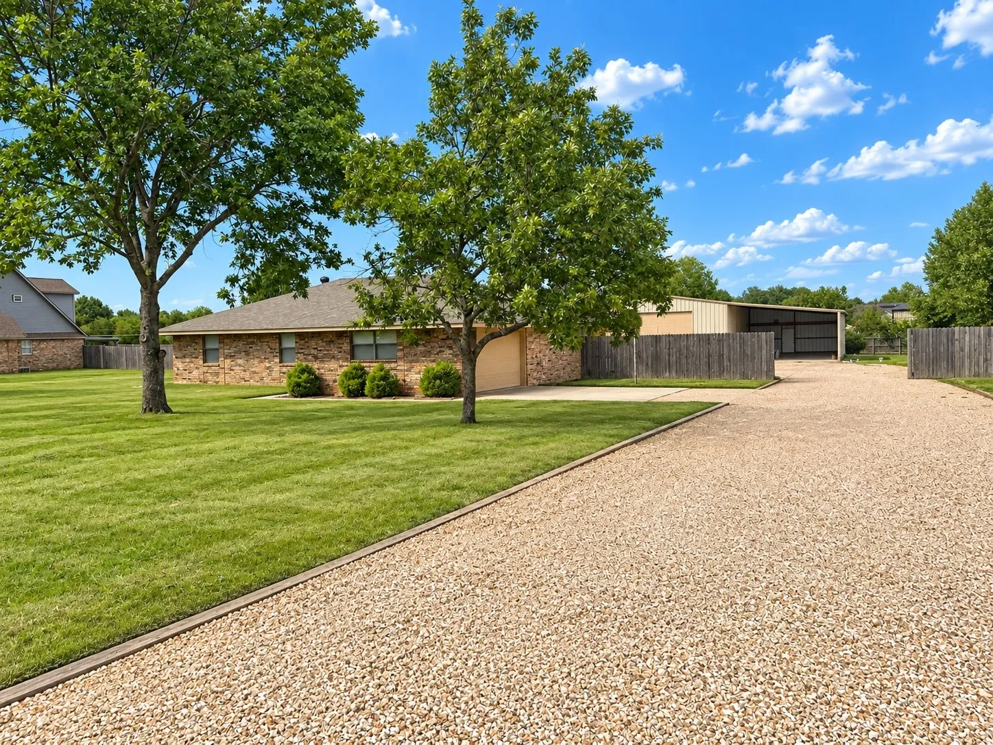 Single Family Residence For Sale in Grayson County , 141 S Meadowbrook Drive, Pottsboro, Texas 75076, 3 Bedroom, 2 Bathroom, 6 Garage spaces, 1,580 Sqft, built in 1984, mls#21381021, Real Estate Agent in Pottsboro, Homes For Sale in Grayson county, Homes For Sale in Pottsboro, Realtor in Pottsboro Texas, Real Estate Brokerage Independent Realty Texas, Luminita Cordes Realtor