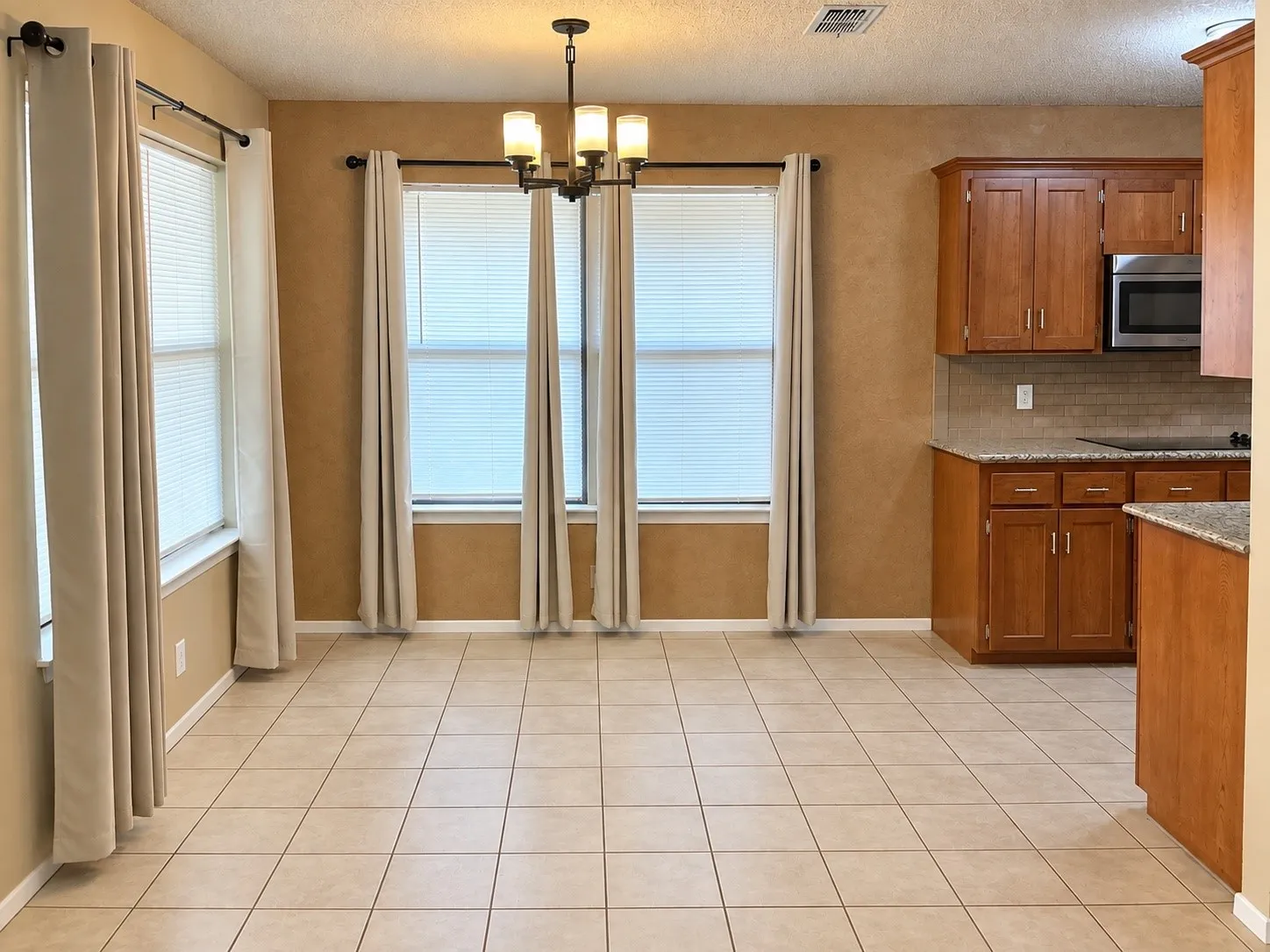 Single Family Residence For Sale in Grayson County , 141 S Meadowbrook Drive, Pottsboro, Texas 75076, 3 Bedroom, 2 Bathroom, 6 Garage spaces, 1,580 Sqft, built in 1984, mls#21381021, Real Estate Agent in Pottsboro, Homes For Sale in Grayson county, Homes For Sale in Pottsboro, Realtor in Pottsboro Texas, Real Estate Brokerage Independent Realty Texas, Luminita Cordes Realtor