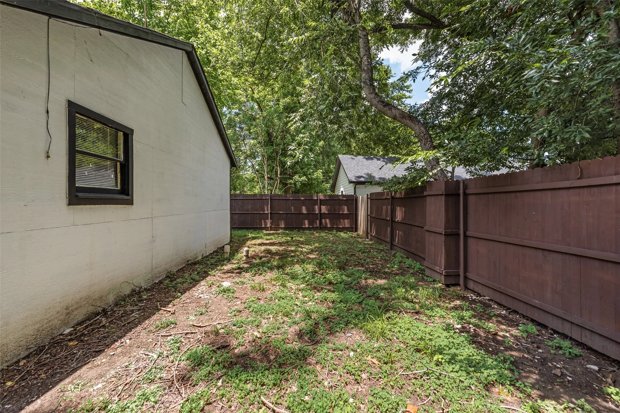 Single Family Residence For Sale in Dallas County , 2706 Hector Street, Dallas, Texas 75210, 3 Bedroom, 2 Bathroom, Garage spaces, 1,068 Sqft, built in 1939, mls#21386747, Real Estate Agent in Dallas, Homes For Sale in Dallas county, Homes For Sale in Dallas, Realtor in Dallas Texas, Real Estate Brokerage Independent Realty Texas, Luminita Cordes Realtor