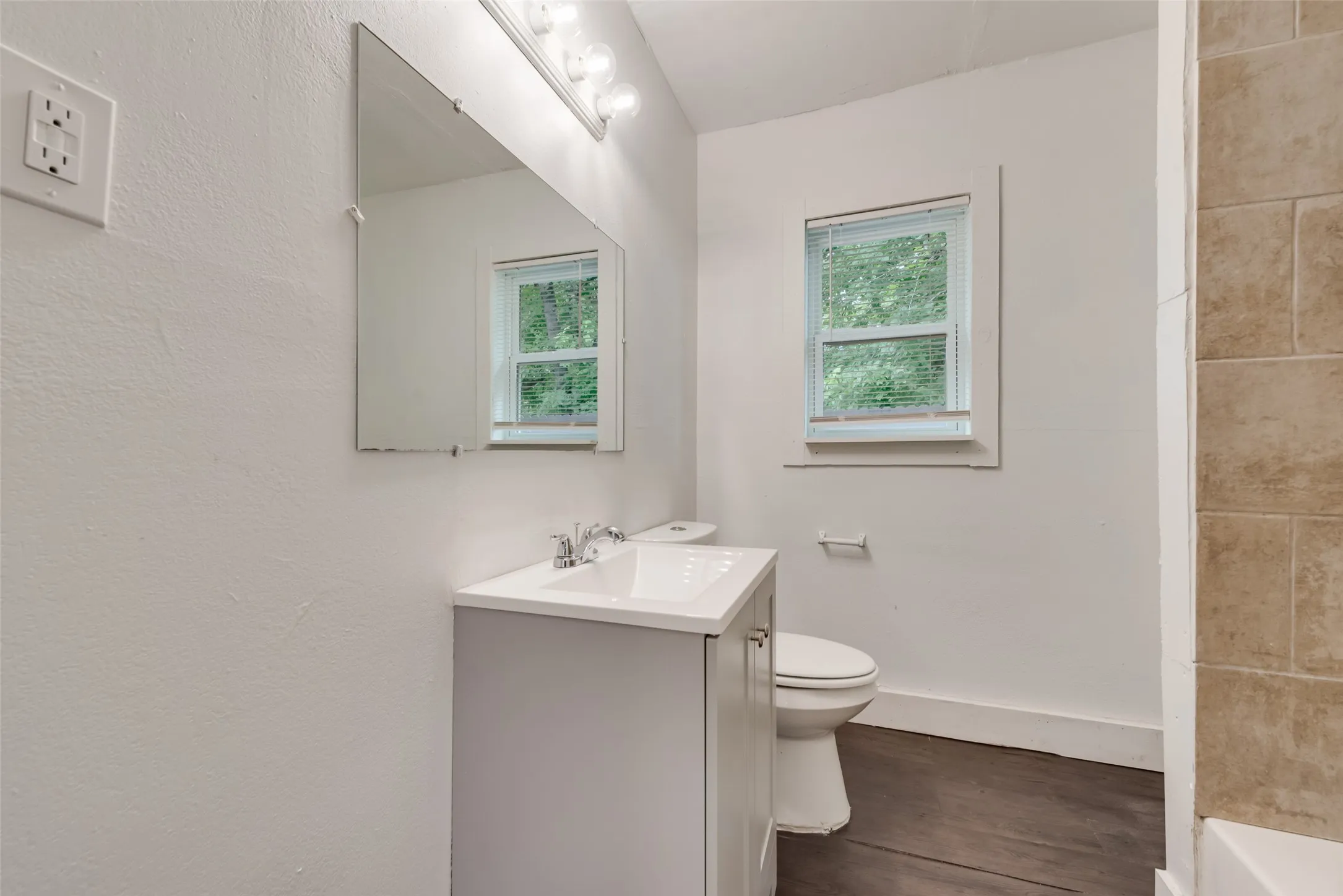 Single Family Residence For Sale in Dallas County , 2706 Hector Street, Dallas, Texas 75210, 3 Bedroom, 2 Bathroom, Garage spaces, 1,068 Sqft, built in 1939, mls#21386747, Real Estate Agent in Dallas, Homes For Sale in Dallas county, Homes For Sale in Dallas, Realtor in Dallas Texas, Real Estate Brokerage Independent Realty Texas, Luminita Cordes Realtor