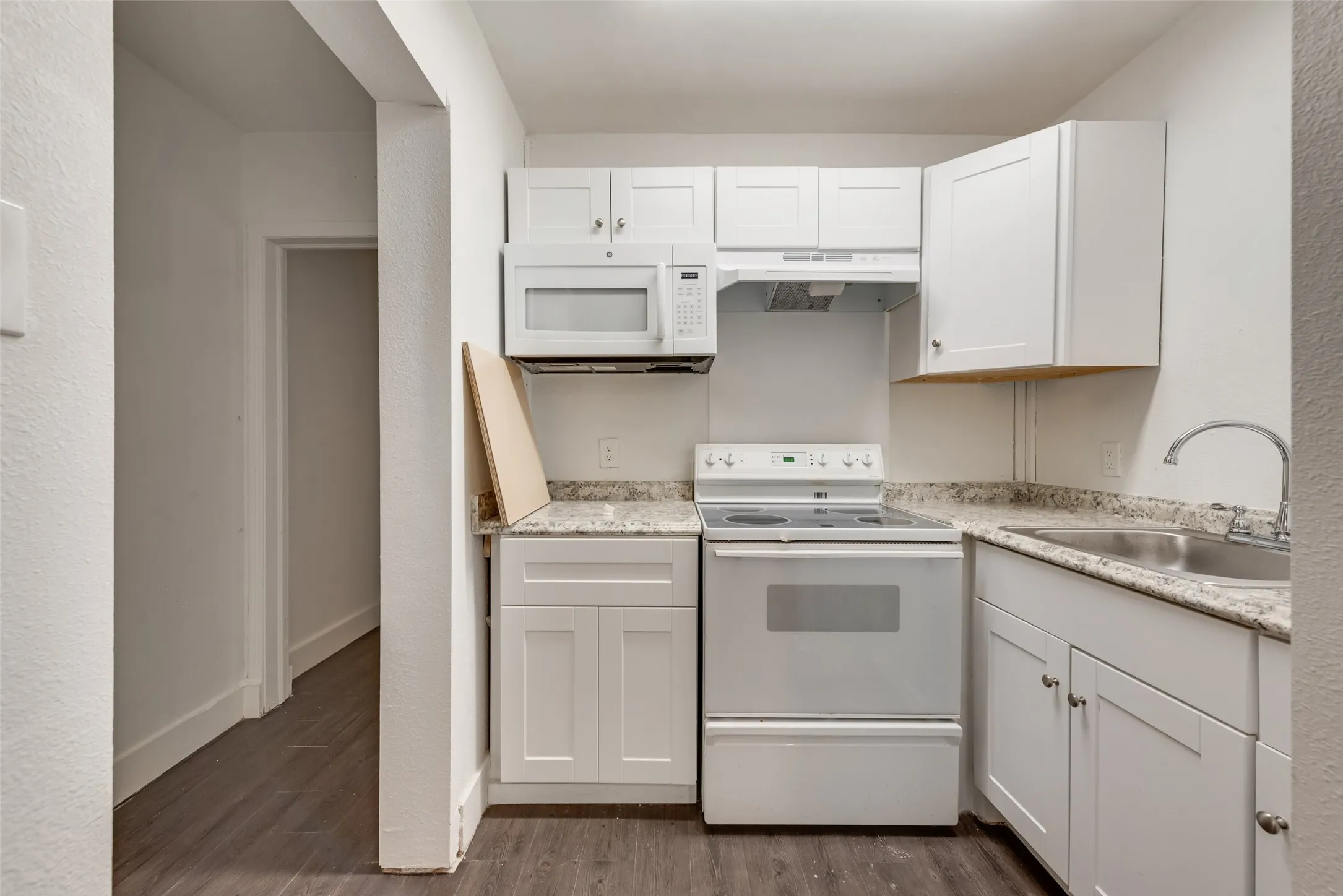 Single Family Residence For Sale in Dallas County , 2706 Hector Street, Dallas, Texas 75210, 3 Bedroom, 2 Bathroom, Garage spaces, 1,068 Sqft, built in 1939, mls#21386747, Real Estate Agent in Dallas, Homes For Sale in Dallas county, Homes For Sale in Dallas, Realtor in Dallas Texas, Real Estate Brokerage Independent Realty Texas, Luminita Cordes Realtor