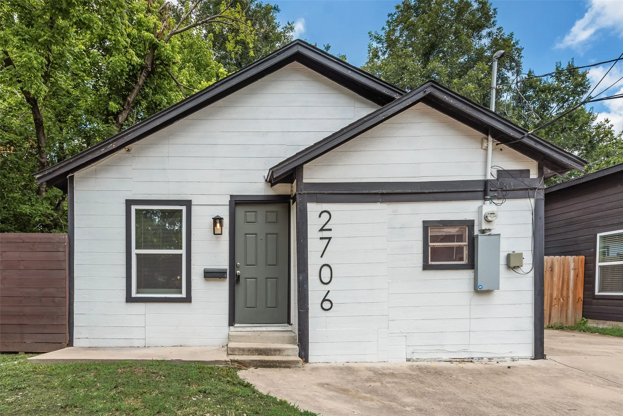 Single Family Residence For Sale in Dallas County , 2706 Hector Street, Dallas, Texas 75210, 3 Bedroom, 2 Bathroom, Garage spaces, 1,068 Sqft, built in 1939, mls#21386747, Real Estate Agent in Dallas, Homes For Sale in Dallas county, Homes For Sale in Dallas, Realtor in Dallas Texas, Real Estate Brokerage Independent Realty Texas, Luminita Cordes Realtor