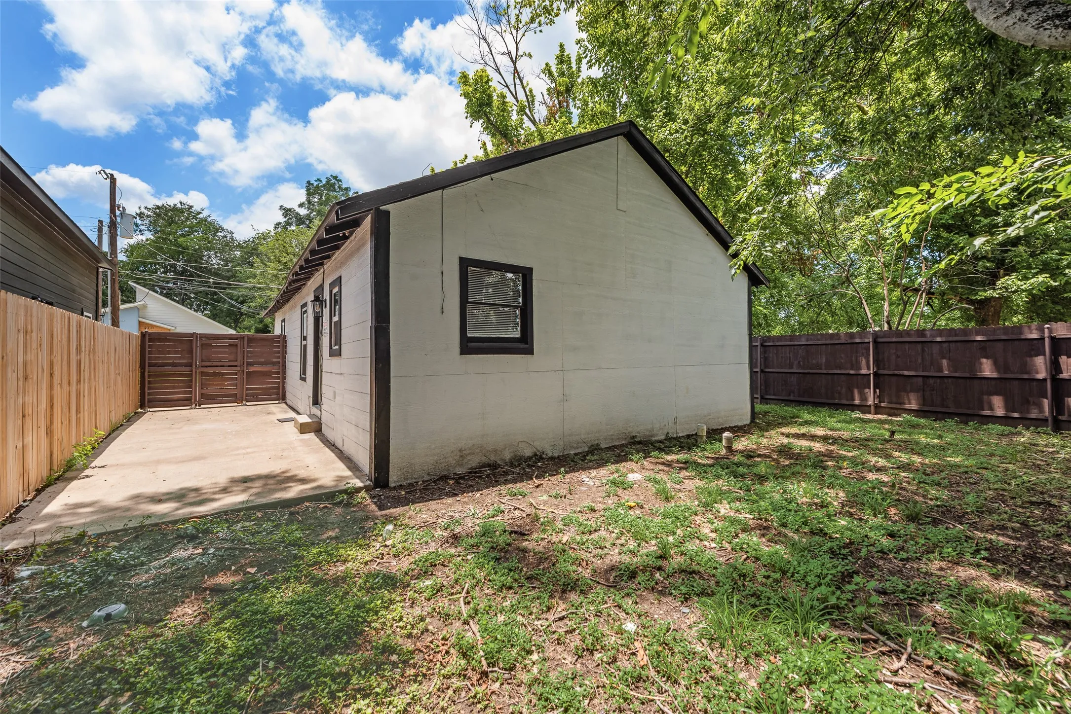 Single Family Residence For Sale in Dallas County , 2706 Hector Street, Dallas, Texas 75210, 3 Bedroom, 2 Bathroom, Garage spaces, 1,068 Sqft, built in 1939, mls#21386747, Real Estate Agent in Dallas, Homes For Sale in Dallas county, Homes For Sale in Dallas, Realtor in Dallas Texas, Real Estate Brokerage Independent Realty Texas, Luminita Cordes Realtor