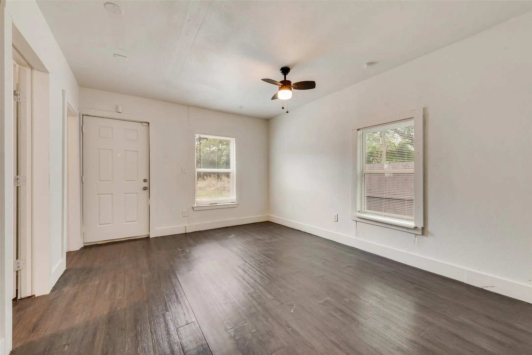 Single Family Residence For Sale in Dallas County , 2706 Hector Street, Dallas, Texas 75210, 3 Bedroom, 2 Bathroom, Garage spaces, 1,068 Sqft, built in 1939, mls#21386747, Real Estate Agent in Dallas, Homes For Sale in Dallas county, Homes For Sale in Dallas, Realtor in Dallas Texas, Real Estate Brokerage Independent Realty Texas, Luminita Cordes Realtor