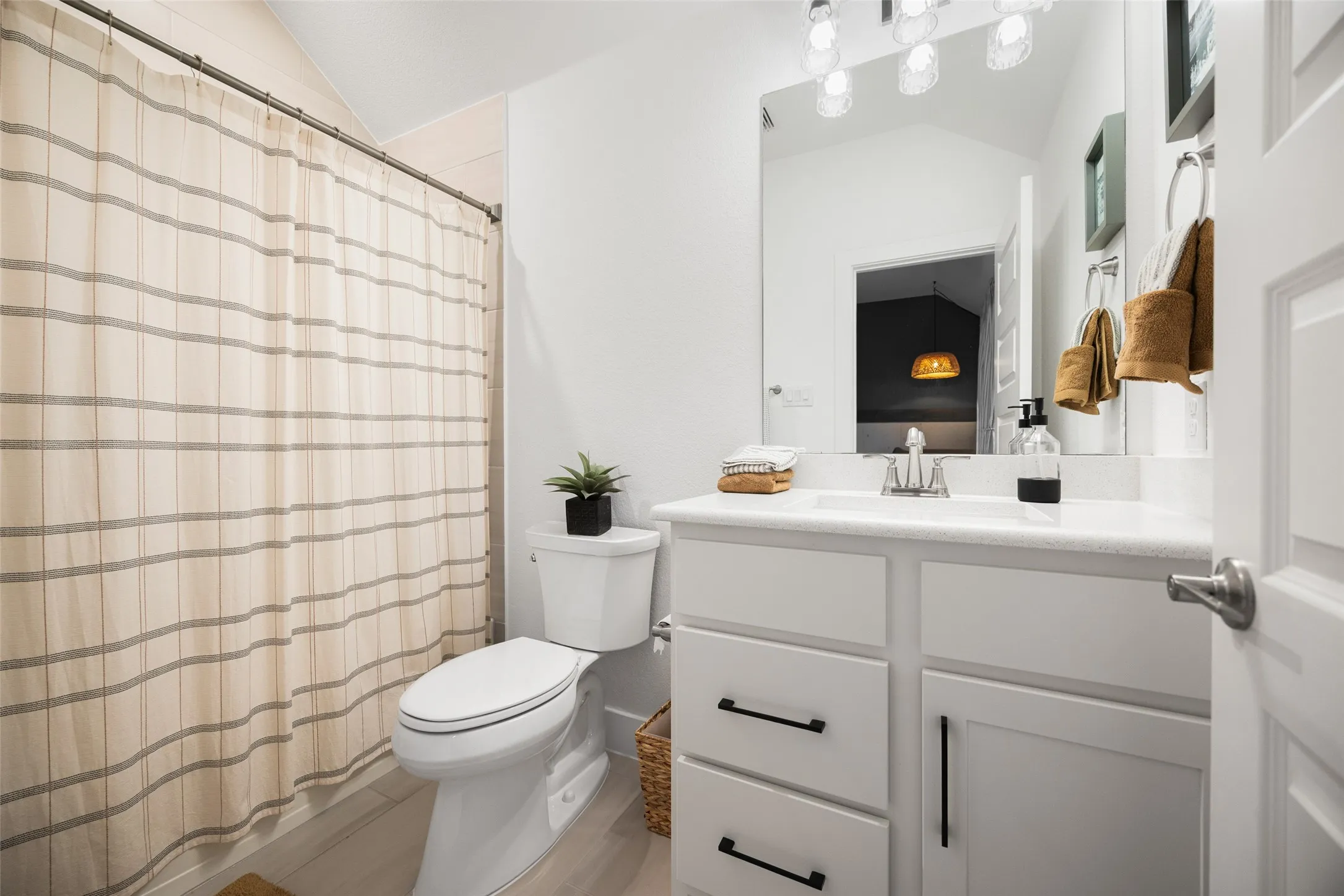 Private bathroom located in 3rd bedroom