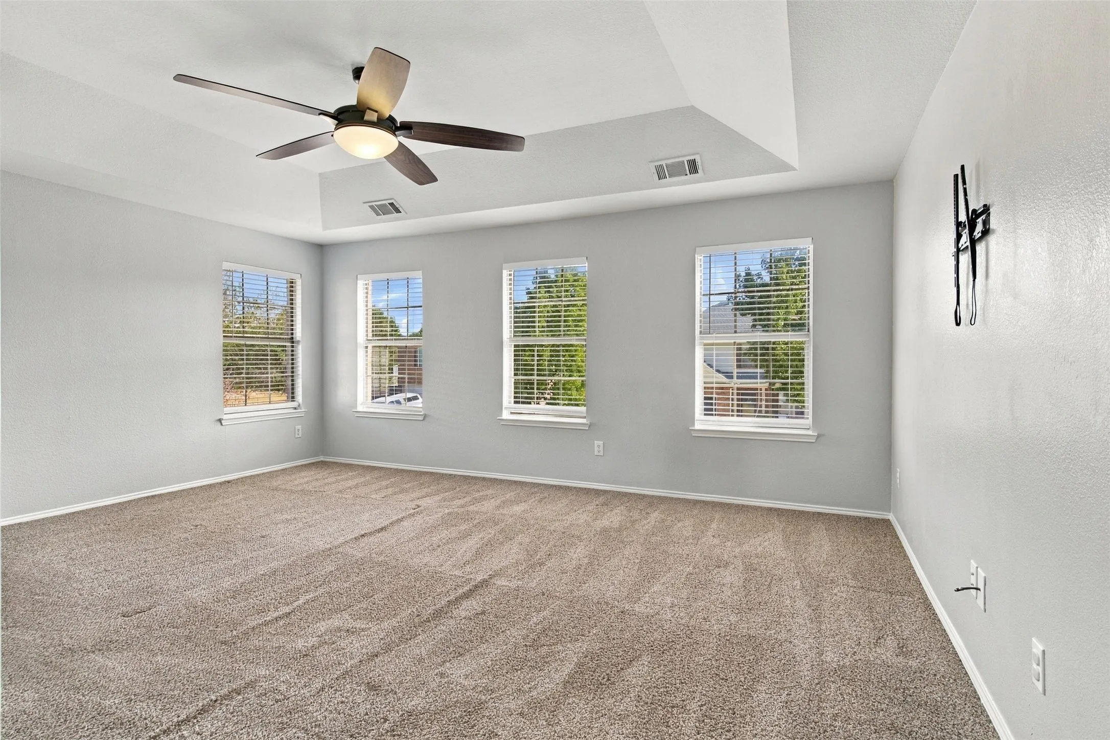 Tray ceiling with an integrated ceiling fan