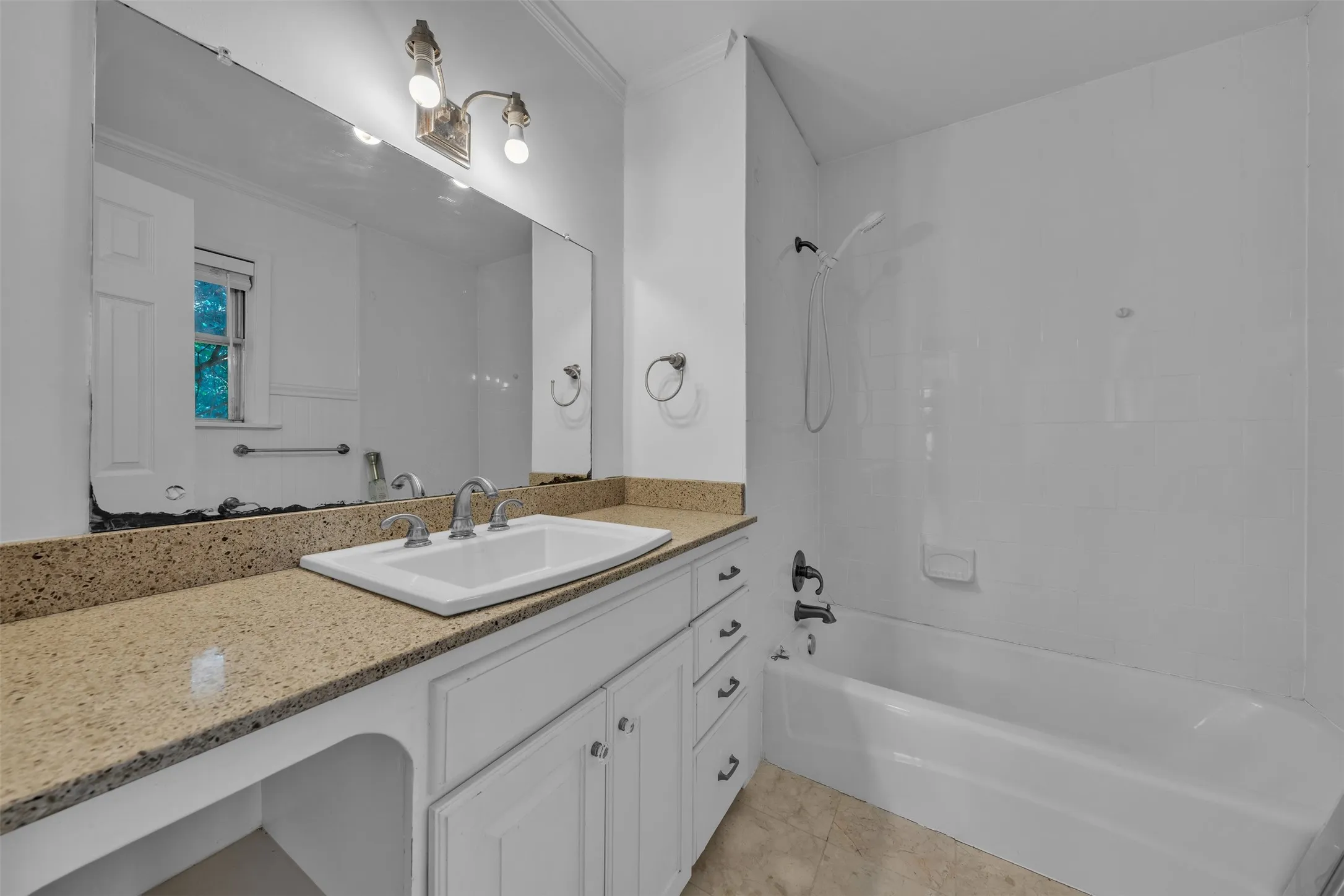 Hall Bathroom with Bath Tub