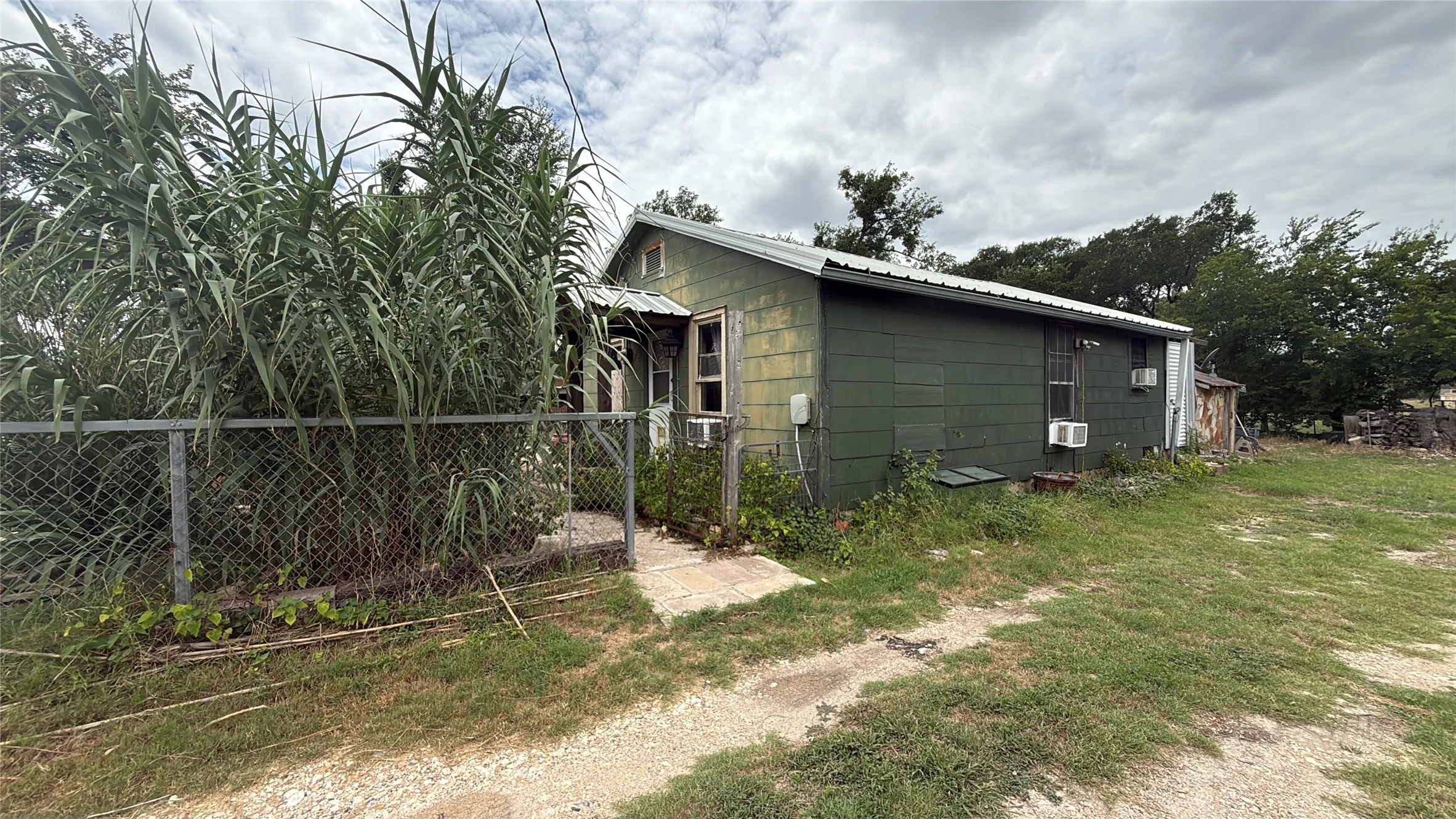 Single Family Residence For Sale in Coryell County , 377 Tom Sawyer Street, Evant, Texas 76525, 1 Bedroom, 1 Bathroom, Garage spaces, 1,237 Sqft, built in 1940, mls#21387394, Real Estate Agent in Evant, Homes For Sale in Coryell county, Homes For Sale in Evant, Realtor in Evant Texas, Real Estate Brokerage Independent Realty Texas, Luminita Cordes Realtor