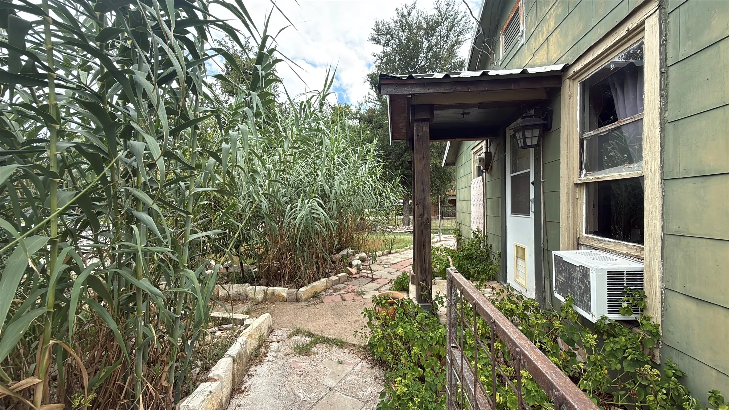 Single Family Residence For Sale in Coryell County , 377 Tom Sawyer Street, Evant, Texas 76525, 1 Bedroom, 1 Bathroom, Garage spaces, 1,237 Sqft, built in 1940, mls#21387394, Real Estate Agent in Evant, Homes For Sale in Coryell county, Homes For Sale in Evant, Realtor in Evant Texas, Real Estate Brokerage Independent Realty Texas, Luminita Cordes Realtor
