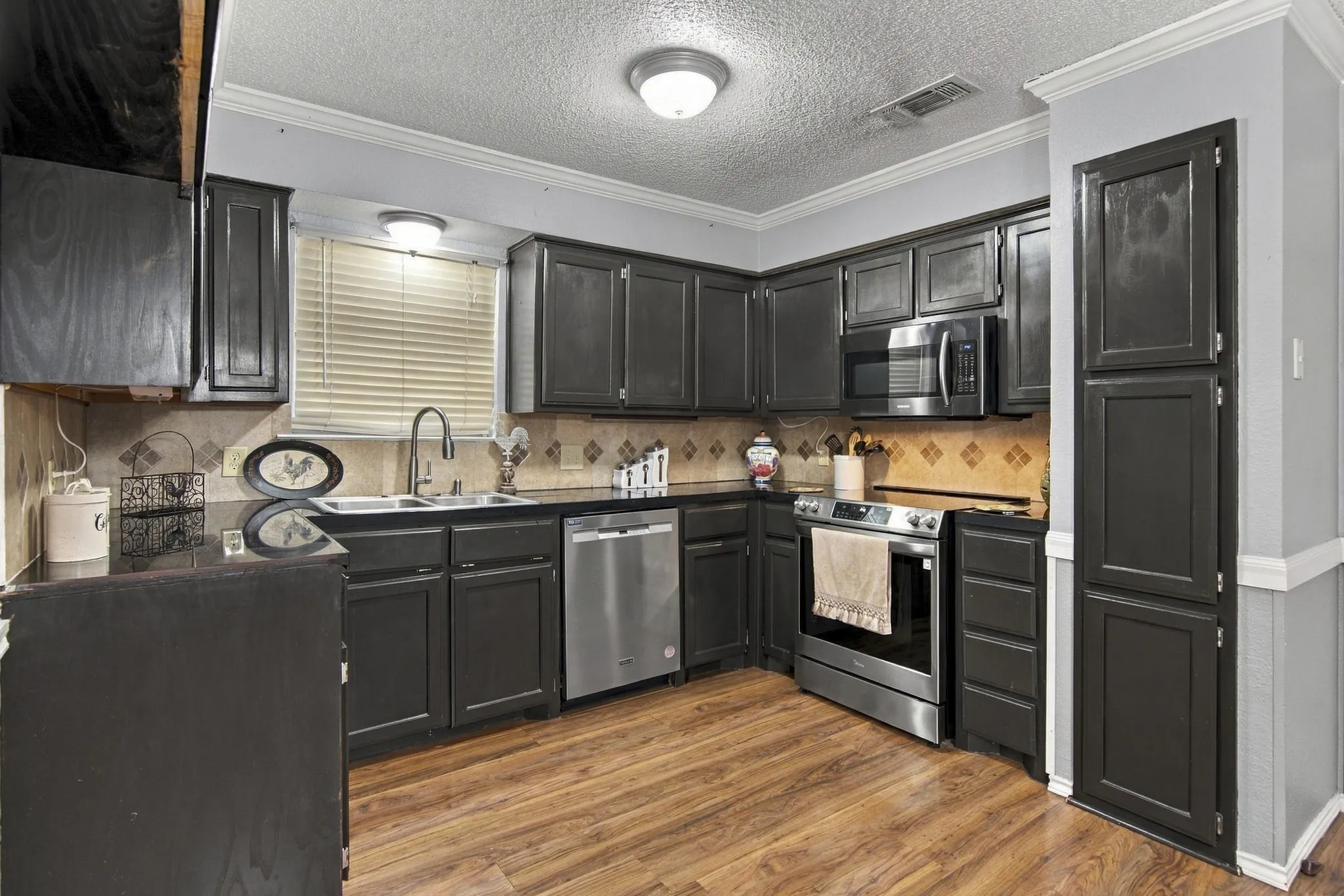Single Family Residence For Sale in Tarrant County , 7917 Berrybrook Drive, Watauga, Texas 76148, 3 Bedroom, 2 Bathroom, 2 Garage spaces, 1,336 Sqft, built in 1984, mls#21387406, Real Estate Agent in Watauga, Homes For Sale in Tarrant county, Homes For Sale in Watauga, Realtor in Watauga Texas, Real Estate Brokerage Independent Realty Texas, Luminita Cordes Realtor
