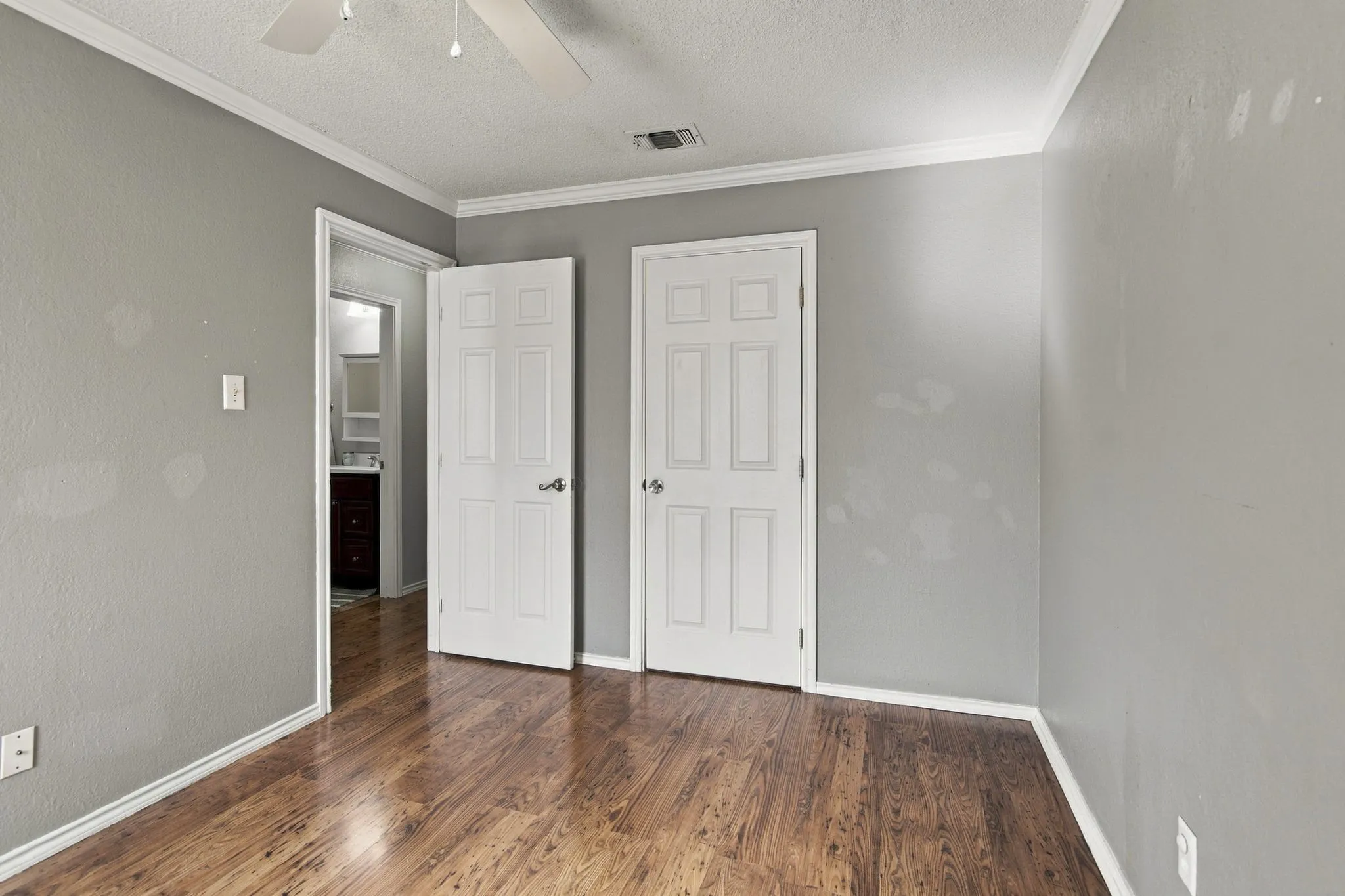 Single Family Residence For Sale in Tarrant County , 7917 Berrybrook Drive, Watauga, Texas 76148, 3 Bedroom, 2 Bathroom, 2 Garage spaces, 1,336 Sqft, built in 1984, mls#21387406, Real Estate Agent in Watauga, Homes For Sale in Tarrant county, Homes For Sale in Watauga, Realtor in Watauga Texas, Real Estate Brokerage Independent Realty Texas, Luminita Cordes Realtor