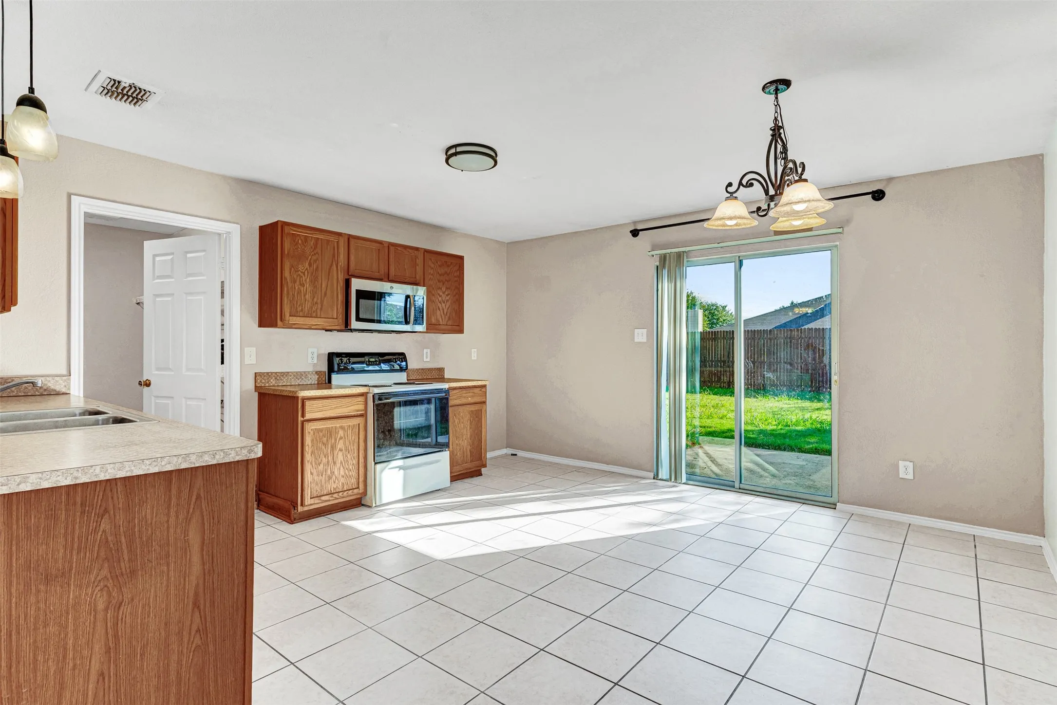 Single Family Residence For Sale in Collin County , 2600 Terrace Drive, Mc Kinney, Texas 75071, 3 Bedroom, 2 Bathroom, 2 Garage spaces, 1,595 Sqft, built in 2001, mls#21387301, Real Estate Agent in Mc Kinney, Homes For Sale in Collin county, Homes For Sale in Mc Kinney, Realtor in Mc Kinney Texas, Real Estate Brokerage Independent Realty Texas, Luminita Cordes Realtor