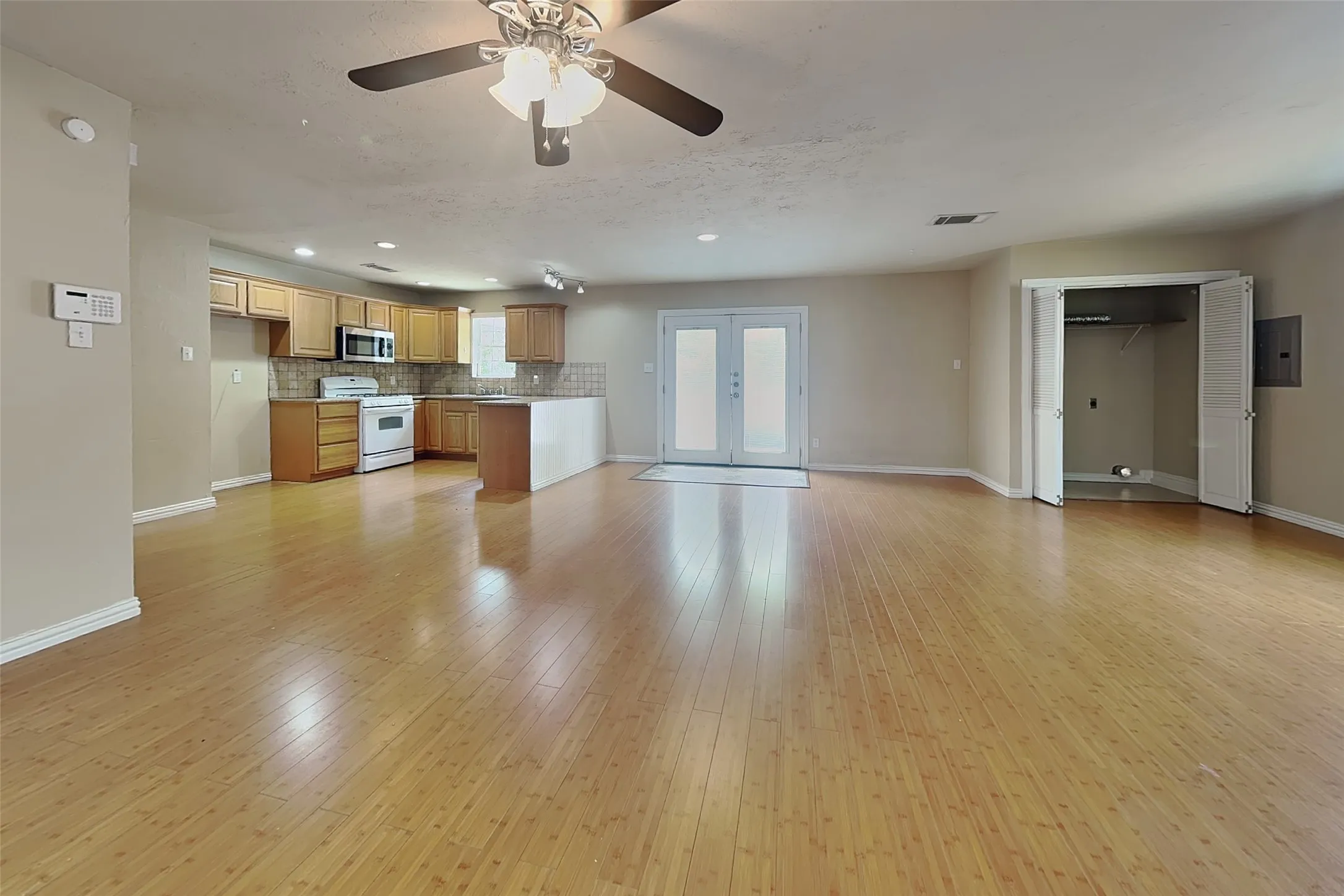 Single Family Residence For Rent in Tarrant County , 805 Aransas Drive, Euless, Texas 76039, 3 Bedroom, 1 Bathroom, Garage spaces, 1,200 Sqft, built in 1962, mls#21387411, Real Estate Agent in Euless, Homes For Rent in Tarrant county, Homes For Rent in Euless, Realtor in Euless Texas, Real Estate Brokerage Independent Realty Texas, Luminita Cordes Realtor
