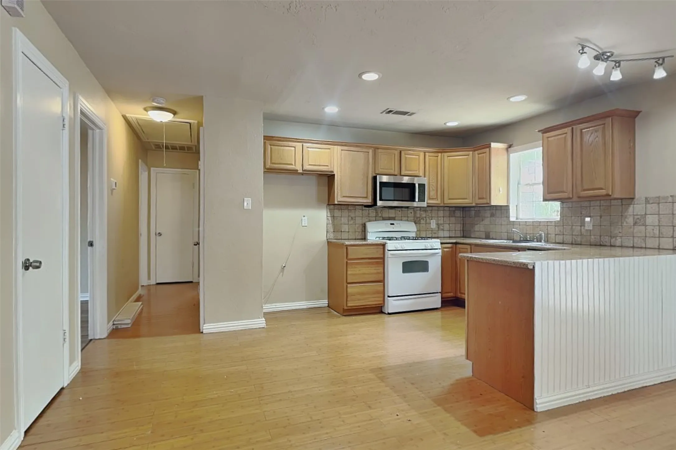 Single Family Residence For Rent in Tarrant County , 805 Aransas Drive, Euless, Texas 76039, 3 Bedroom, 1 Bathroom, Garage spaces, 1,200 Sqft, built in 1962, mls#21387411, Real Estate Agent in Euless, Homes For Rent in Tarrant county, Homes For Rent in Euless, Realtor in Euless Texas, Real Estate Brokerage Independent Realty Texas, Luminita Cordes Realtor