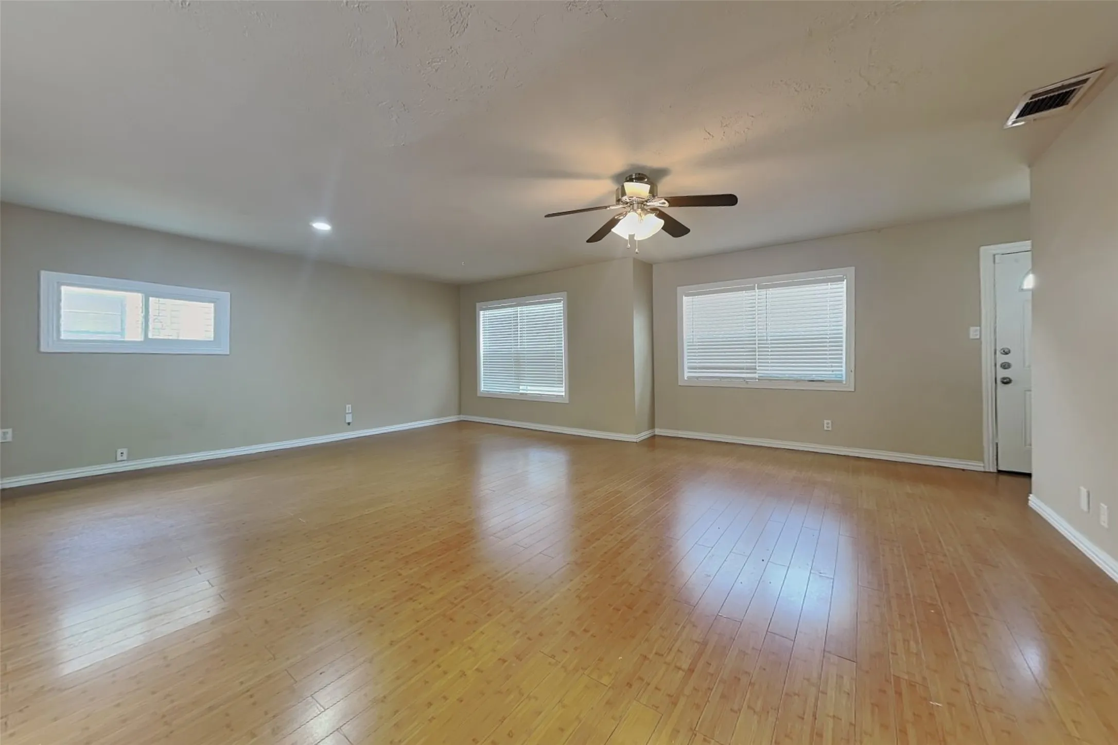 Single Family Residence For Rent in Tarrant County , 805 Aransas Drive, Euless, Texas 76039, 3 Bedroom, 1 Bathroom, Garage spaces, 1,200 Sqft, built in 1962, mls#21387411, Real Estate Agent in Euless, Homes For Rent in Tarrant county, Homes For Rent in Euless, Realtor in Euless Texas, Real Estate Brokerage Independent Realty Texas, Luminita Cordes Realtor