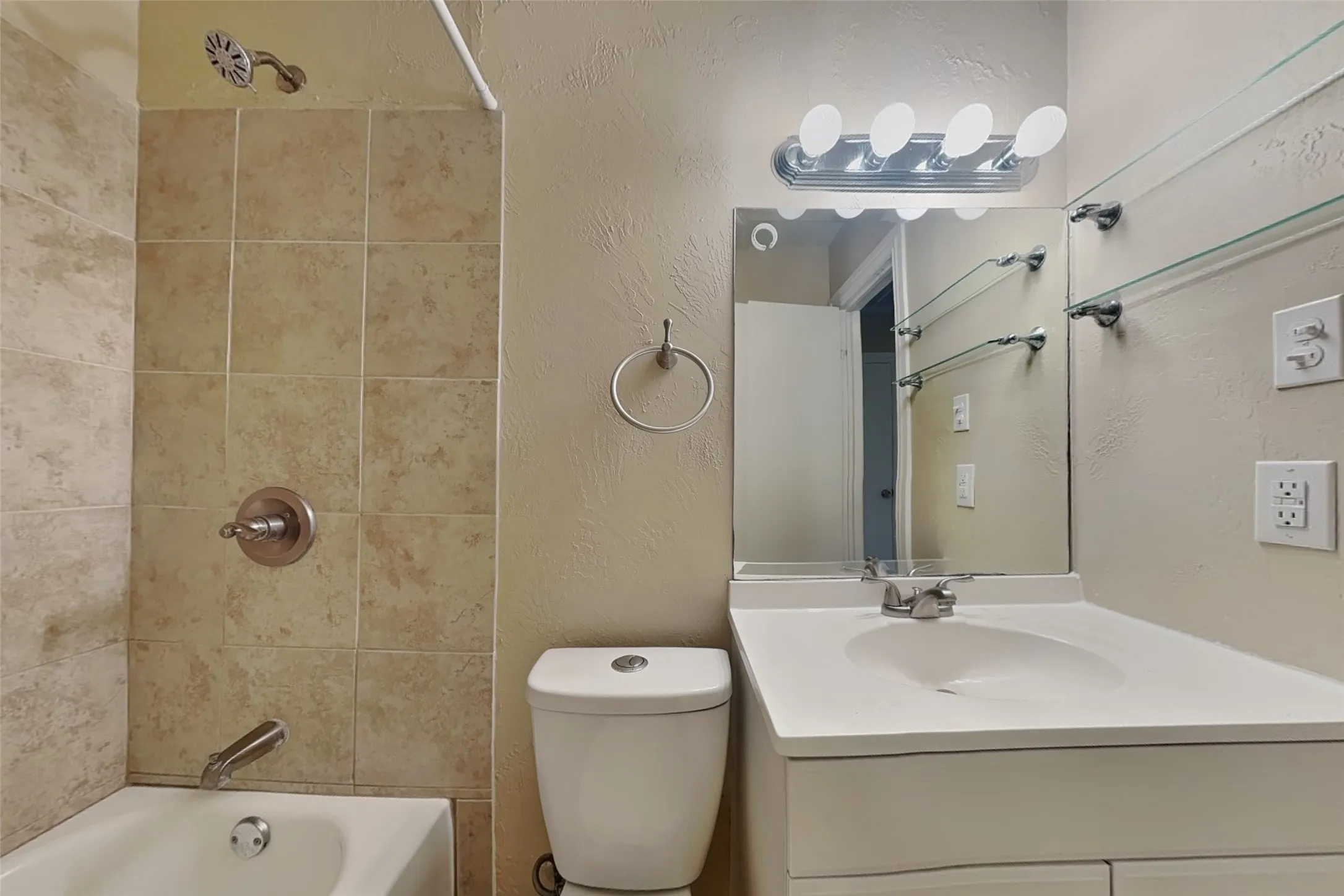 Single Family Residence For Rent in Tarrant County , 805 Aransas Drive, Euless, Texas 76039, 3 Bedroom, 1 Bathroom, Garage spaces, 1,200 Sqft, built in 1962, mls#21387411, Real Estate Agent in Euless, Homes For Rent in Tarrant county, Homes For Rent in Euless, Realtor in Euless Texas, Real Estate Brokerage Independent Realty Texas, Luminita Cordes Realtor