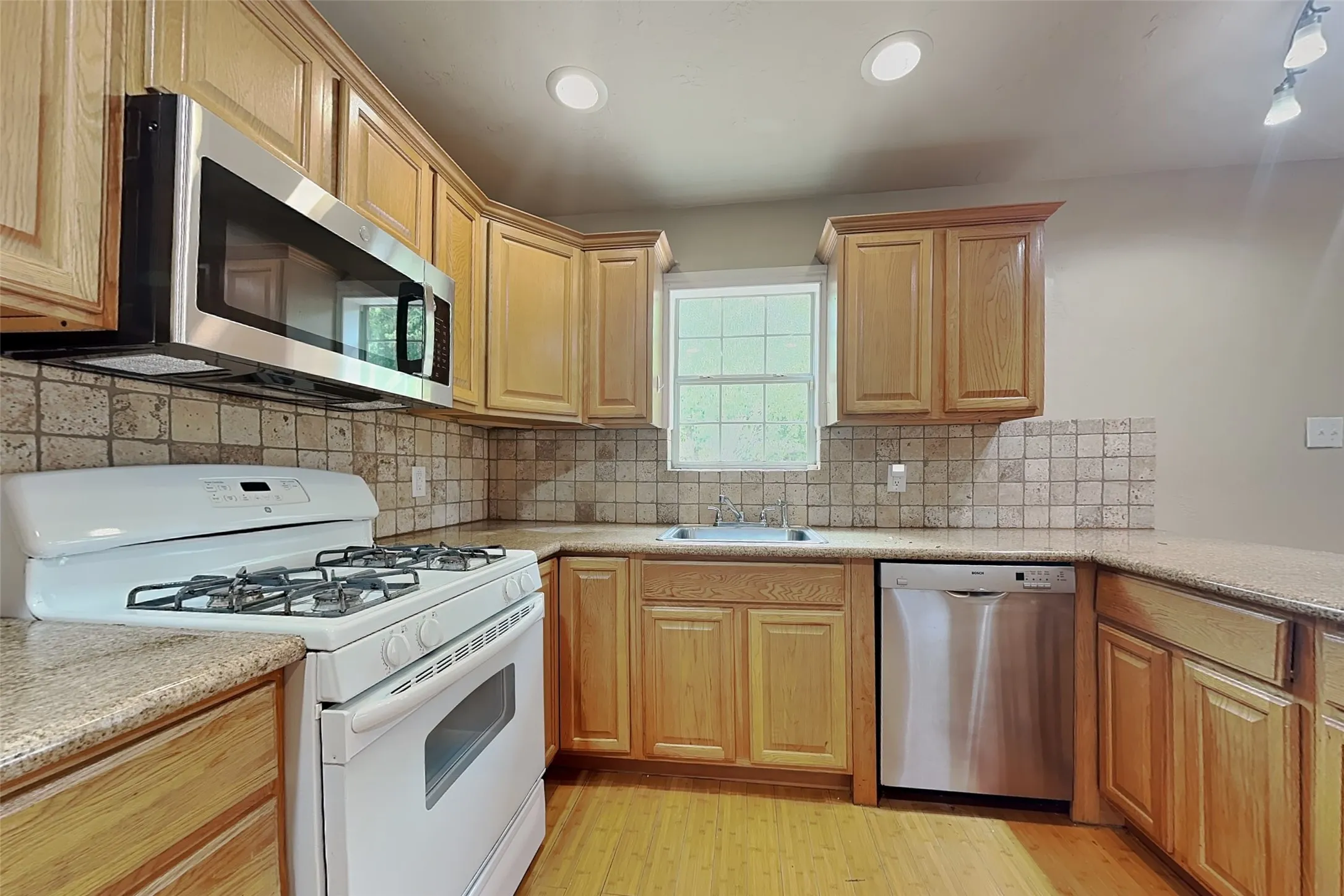 Single Family Residence For Rent in Tarrant County , 805 Aransas Drive, Euless, Texas 76039, 3 Bedroom, 1 Bathroom, Garage spaces, 1,200 Sqft, built in 1962, mls#21387411, Real Estate Agent in Euless, Homes For Rent in Tarrant county, Homes For Rent in Euless, Realtor in Euless Texas, Real Estate Brokerage Independent Realty Texas, Luminita Cordes Realtor