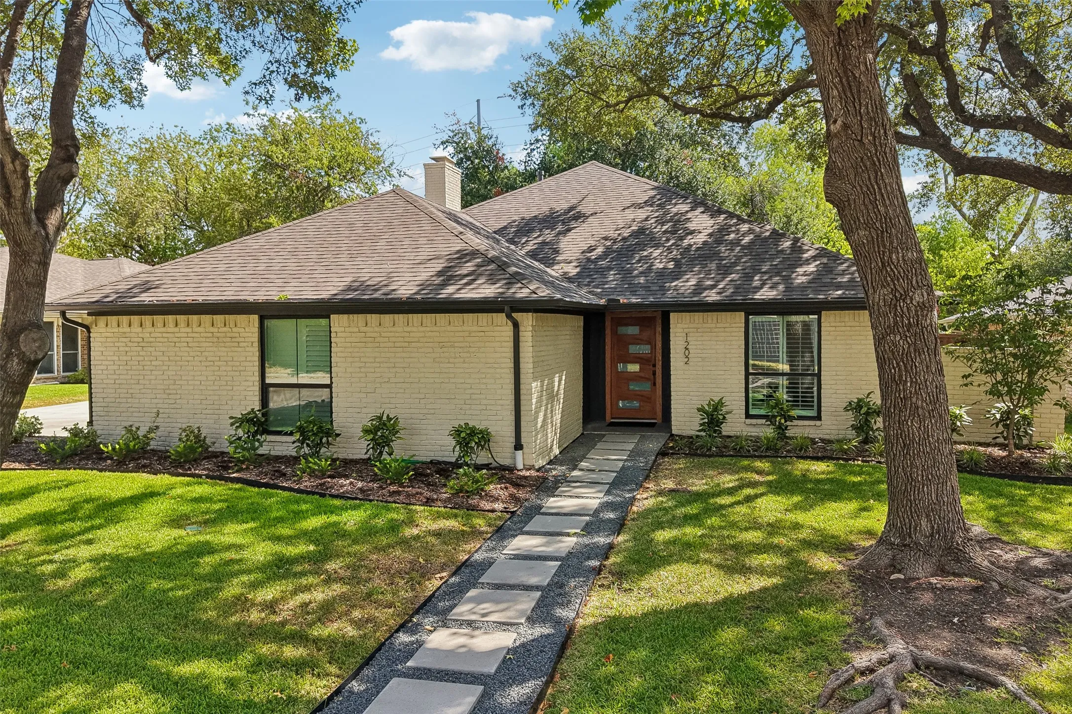 Single Family Residence For Sale in Dallas County , 1202 Odessa Drive, Richardson, Texas 75080, 3 Bedroom, 2 Bathroom, 2 Garage spaces, 1,979 Sqft, built in 1978, mls#21374470, Real Estate Agent in Richardson, Homes For Sale in Dallas county, Homes For Sale in Richardson, Realtor in Richardson Texas, Real Estate Brokerage Independent Realty Texas, Luminita Cordes Realtor
