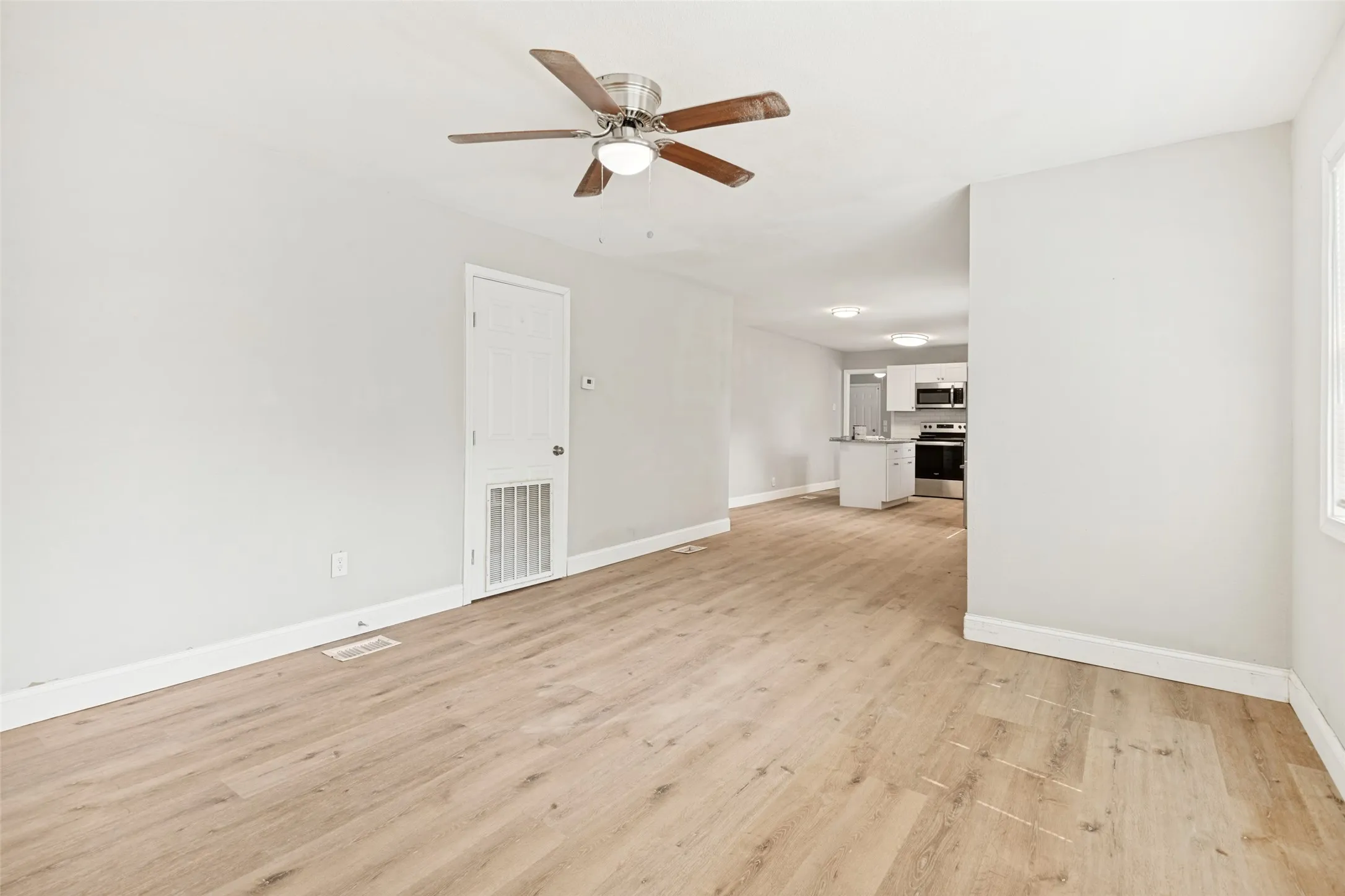 Single Family Residence For Rent in Wood County , 422 Stone Street, Mineola, Texas 75773, 3 Bedroom, 2 Bathroom, Garage spaces, 1,281 Sqft, built in 1940, mls#21387412, Real Estate Agent in Mineola, Homes For Rent in Wood county, Homes For Rent in Mineola, Realtor in Mineola Texas, Real Estate Brokerage Independent Realty Texas, Luminita Cordes Realtor