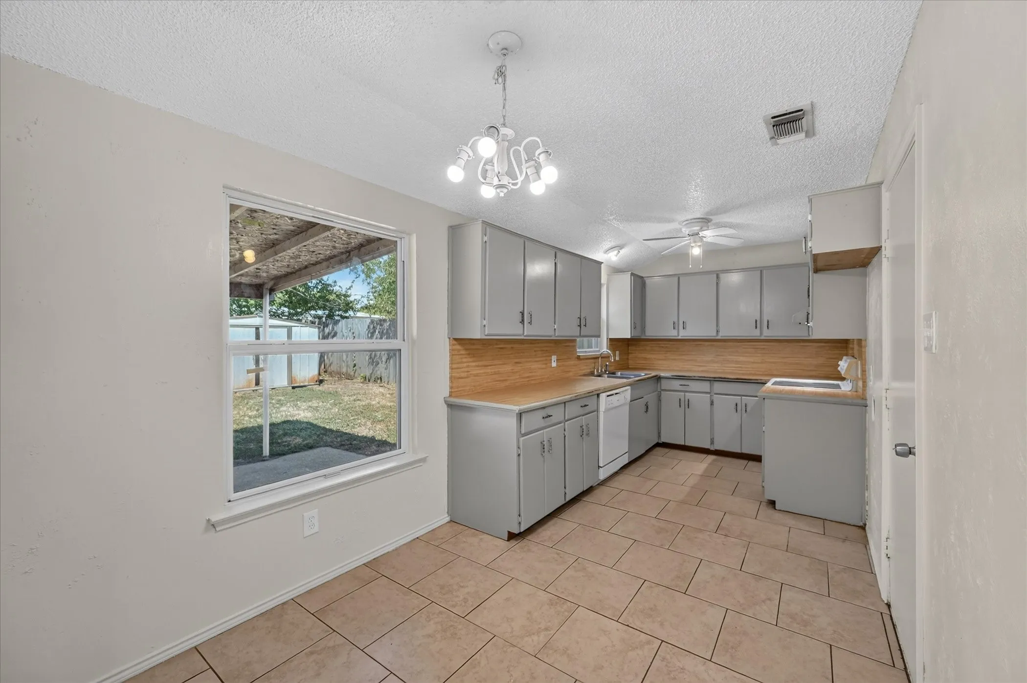 Single Family Residence For Sale in Tarrant County , 209 Water Lane, Crowley, Texas 76036, 3 Bedroom, 2 Bathroom, 2 Garage spaces, 1,080 Sqft, built in 1983, mls#21381198, Real Estate Agent in Crowley, Homes For Sale in Tarrant county, Homes For Sale in Crowley, Realtor in Crowley Texas, Real Estate Brokerage Independent Realty Texas, Luminita Cordes Realtor
