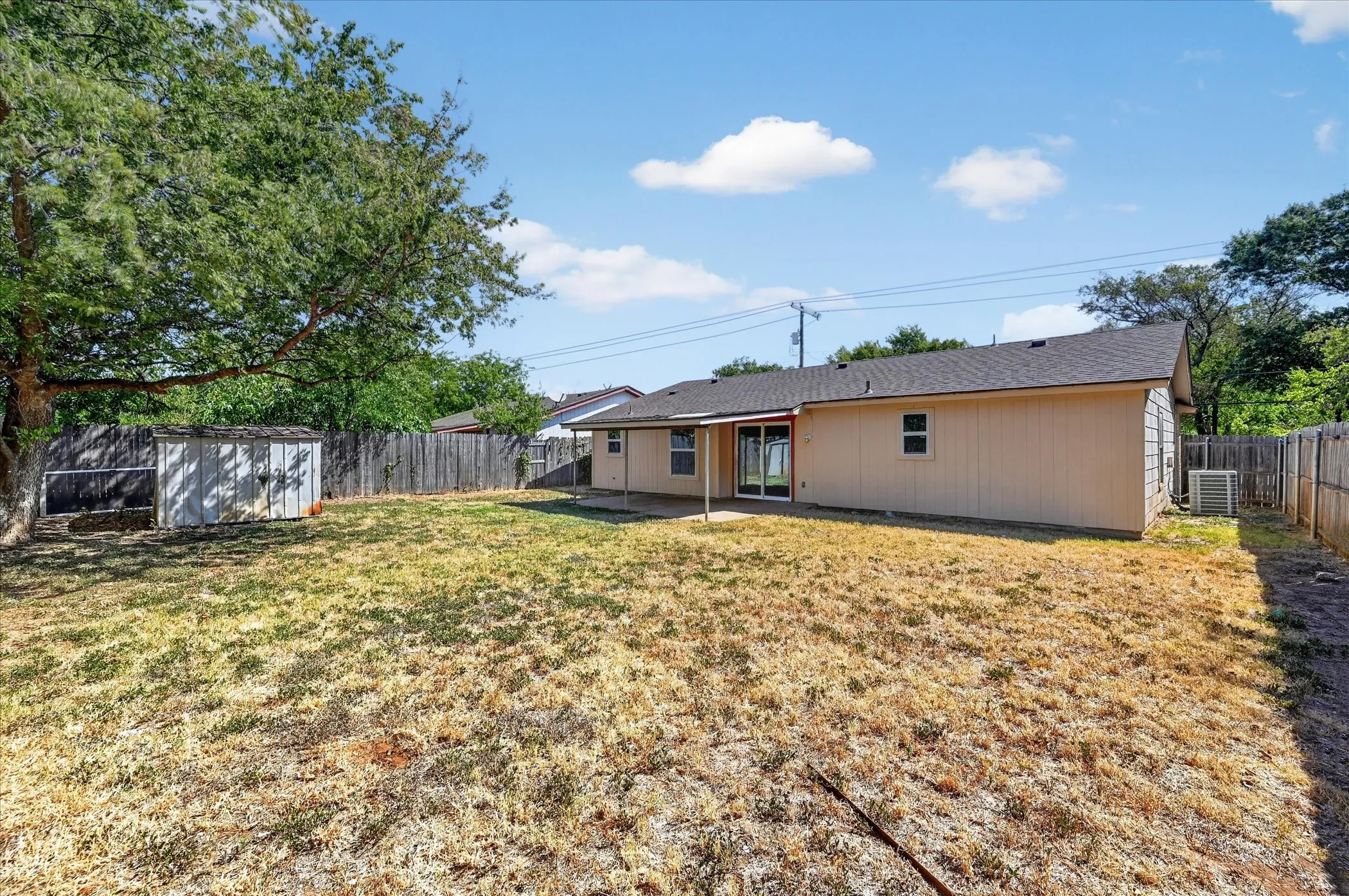 Single Family Residence For Sale in Tarrant County , 209 Water Lane, Crowley, Texas 76036, 3 Bedroom, 2 Bathroom, 2 Garage spaces, 1,080 Sqft, built in 1983, mls#21381198, Real Estate Agent in Crowley, Homes For Sale in Tarrant county, Homes For Sale in Crowley, Realtor in Crowley Texas, Real Estate Brokerage Independent Realty Texas, Luminita Cordes Realtor