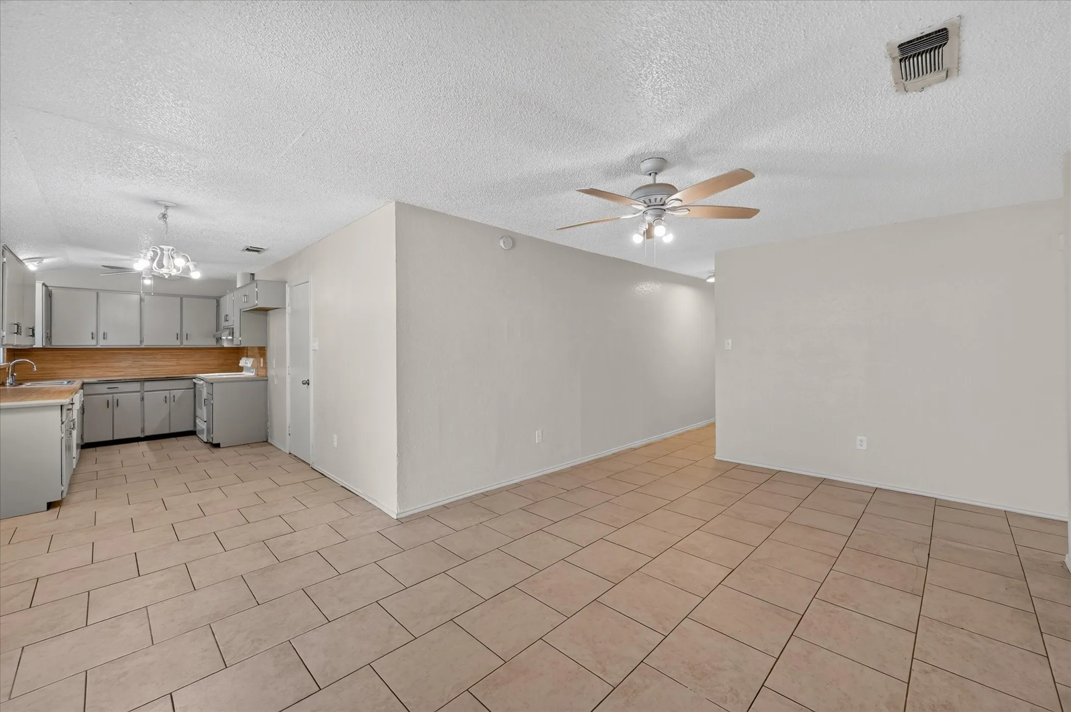 Single Family Residence For Sale in Tarrant County , 209 Water Lane, Crowley, Texas 76036, 3 Bedroom, 2 Bathroom, 2 Garage spaces, 1,080 Sqft, built in 1983, mls#21381198, Real Estate Agent in Crowley, Homes For Sale in Tarrant county, Homes For Sale in Crowley, Realtor in Crowley Texas, Real Estate Brokerage Independent Realty Texas, Luminita Cordes Realtor