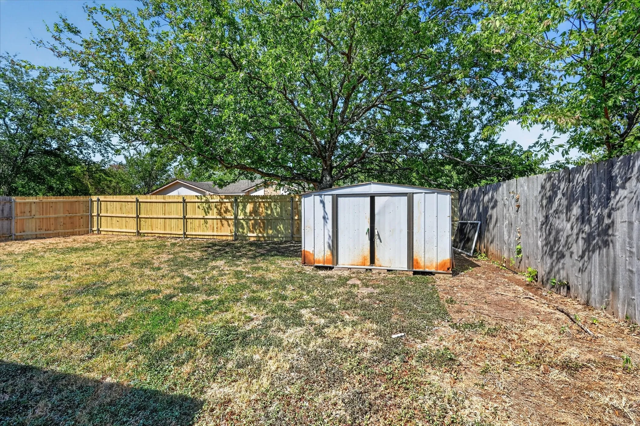 Single Family Residence For Sale in Tarrant County , 209 Water Lane, Crowley, Texas 76036, 3 Bedroom, 2 Bathroom, 2 Garage spaces, 1,080 Sqft, built in 1983, mls#21381198, Real Estate Agent in Crowley, Homes For Sale in Tarrant county, Homes For Sale in Crowley, Realtor in Crowley Texas, Real Estate Brokerage Independent Realty Texas, Luminita Cordes Realtor