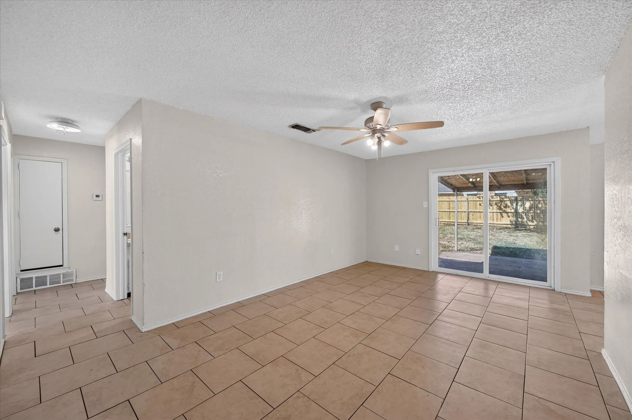 Single Family Residence For Sale in Tarrant County , 209 Water Lane, Crowley, Texas 76036, 3 Bedroom, 2 Bathroom, 2 Garage spaces, 1,080 Sqft, built in 1983, mls#21381198, Real Estate Agent in Crowley, Homes For Sale in Tarrant county, Homes For Sale in Crowley, Realtor in Crowley Texas, Real Estate Brokerage Independent Realty Texas, Luminita Cordes Realtor